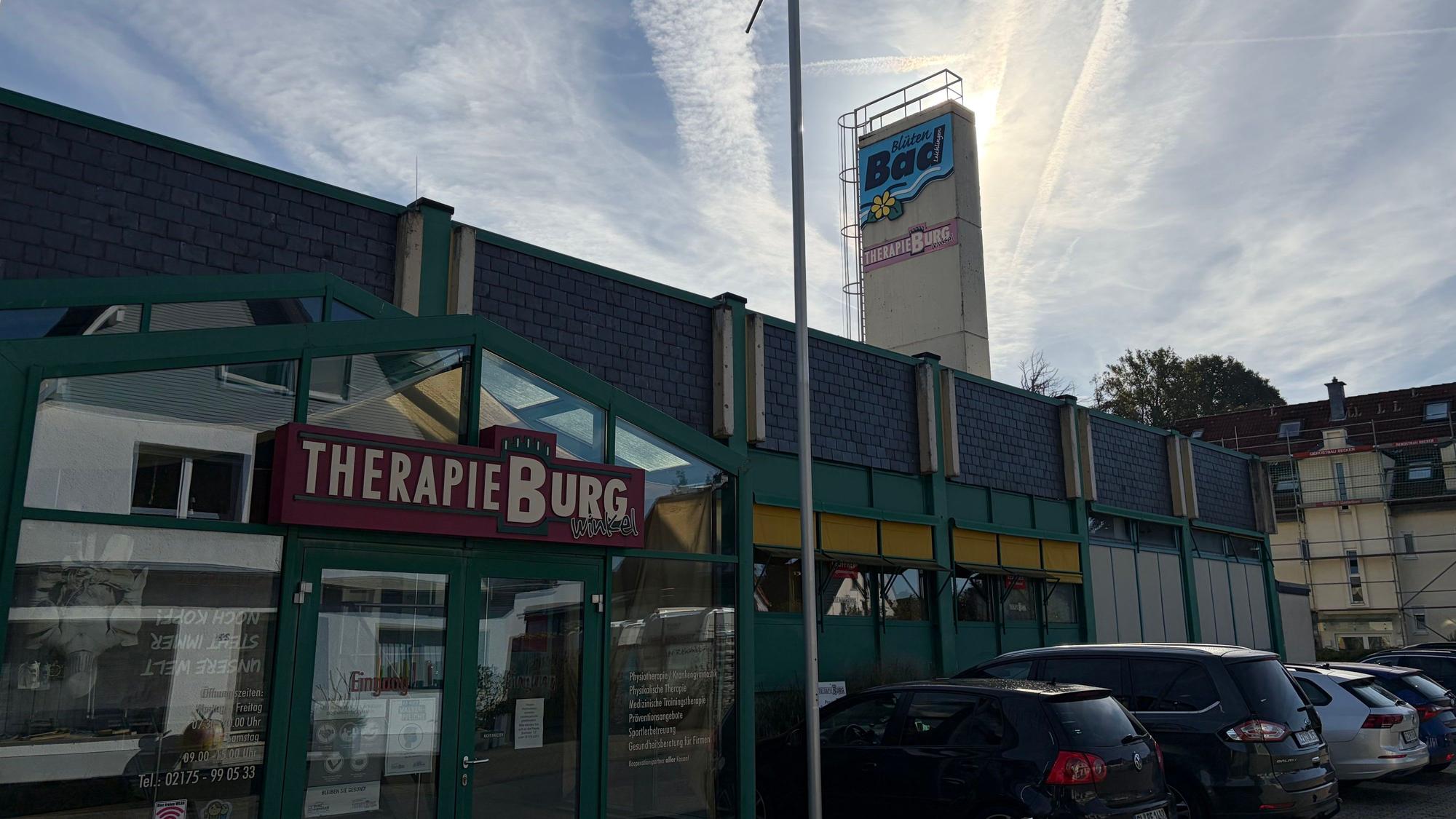 Das Schild hängt noch, aber seit 2021 gibt es die Praxis der Therapieburg im alten Schwimmbad nicht mehr.