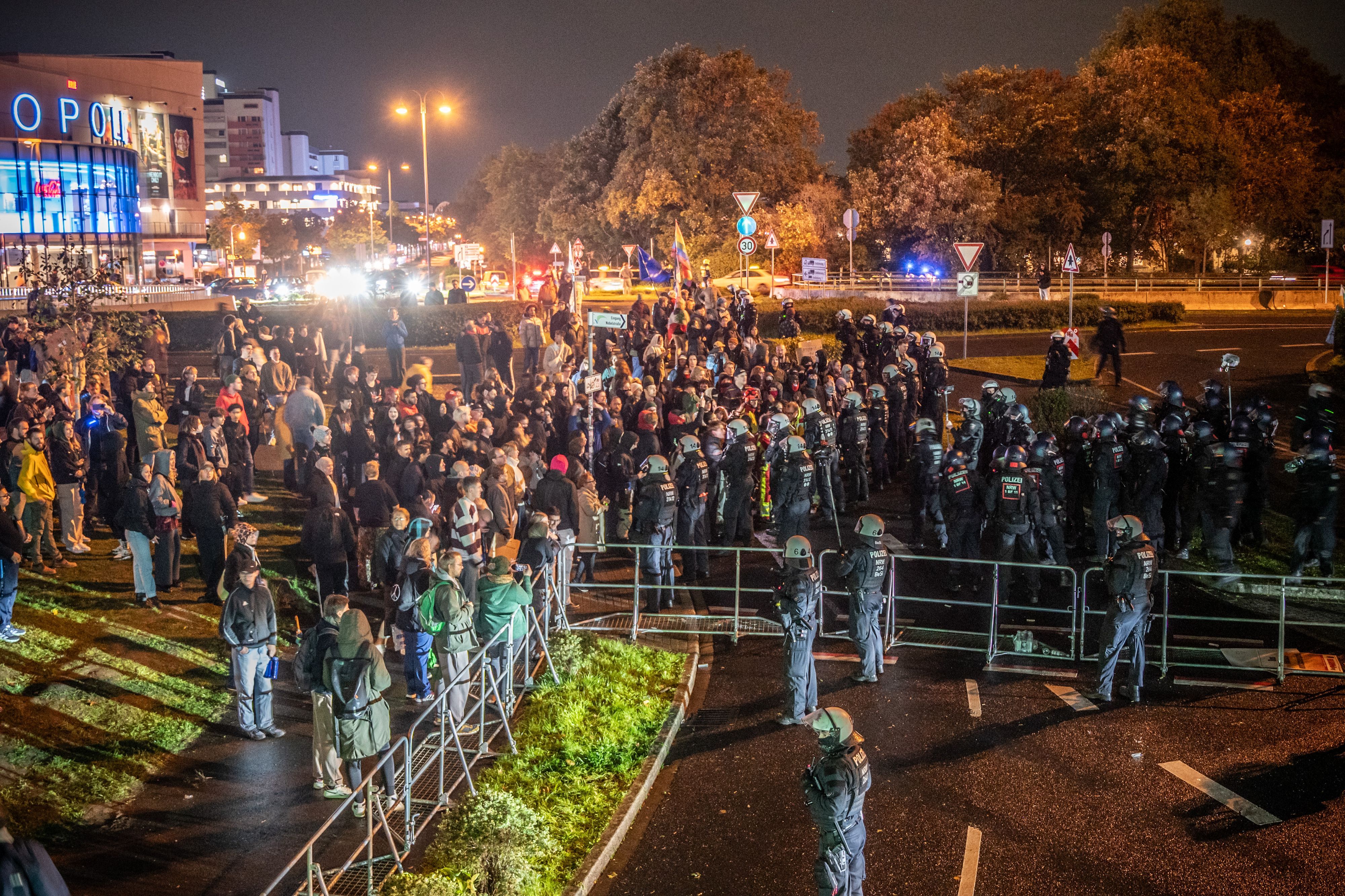 Demonstranten versuchten, die Zufahrt zum Forum zu blockieren. Zu dieser Zeit war der Zugang zur Veranstaltung aber schon wegen Überfüllung geschlossen worden.