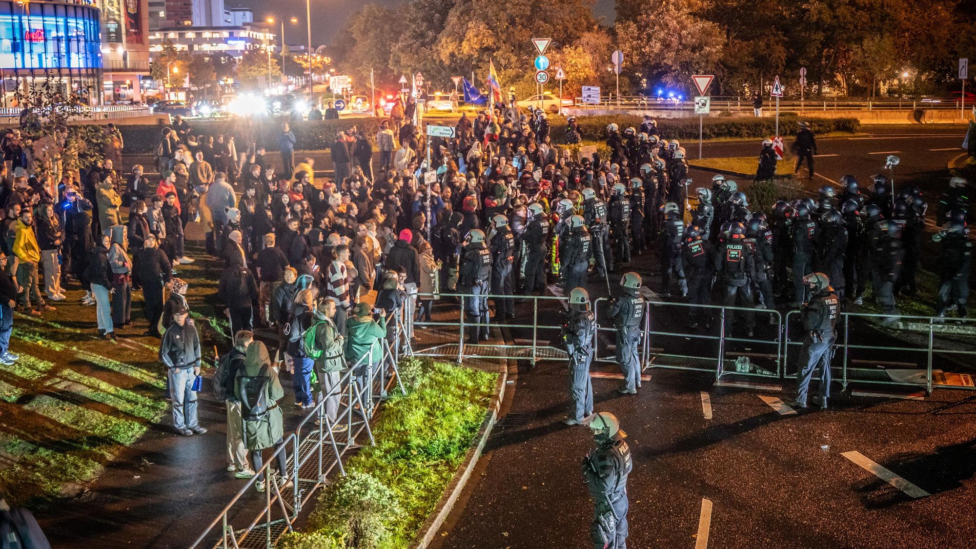 Demonstranten versuchten, die Zufahrt zum Forum zu blockieren. Zu dieser Zeit war der Zugang zur Veranstaltung aber schon wegen Überfüllung geschlossen worden.