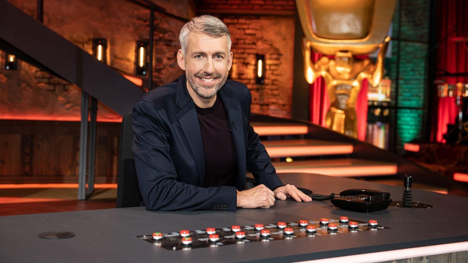 Bei „TV total“ macht Sebastian Pufpaff einen Witz auf Kosten von „Promi Big Brother“-Gewinner Maurice Dziwak. (Bild: ProSieben / Willi Weber)