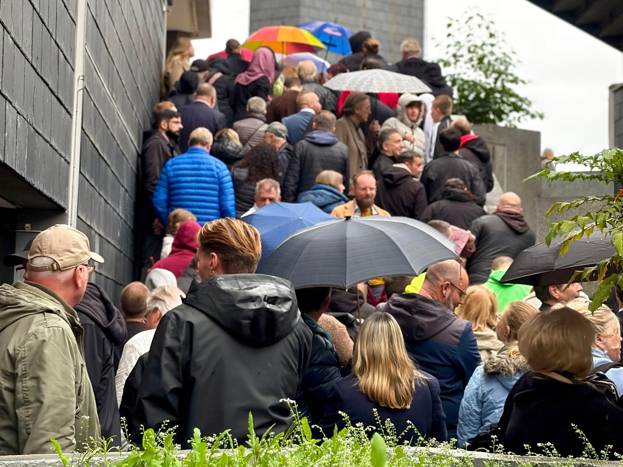 AfD-Anhänger auf der Treppe am Forum