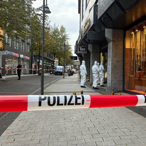 Ein Absperrband der Polizei in Köln.