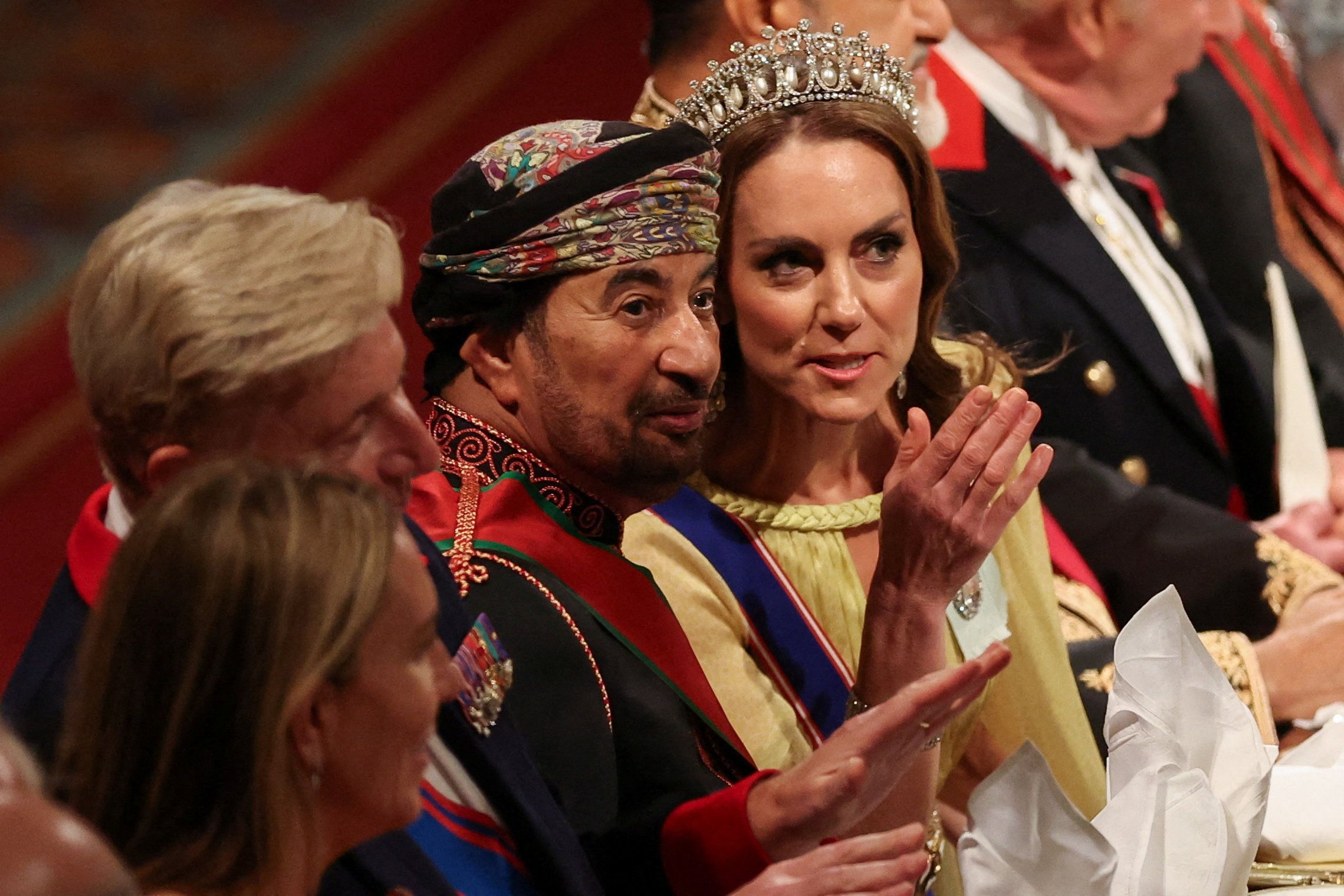 Prinzessin Kate unterhält sich beim Staatsbankett auf Schloss Windsor mit Khalid bin Hilal Al Busaidi.