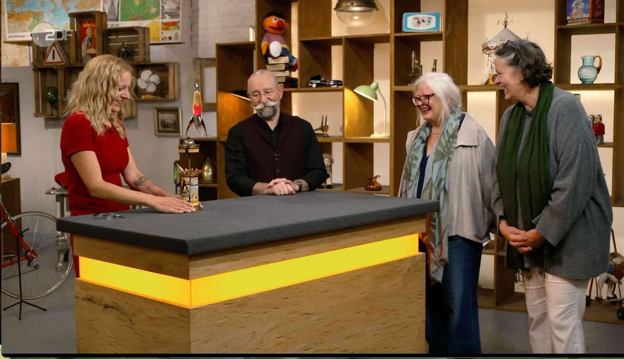 Expertin Annika schätzte den Litfaßsäulen-Wert auf 250 bis 300 Euro. (Bild: ZDF)