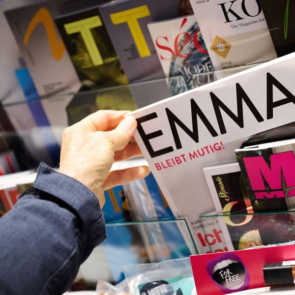 Die Zeitschrift «Emma» wird in einem Geschäft verkauft. Vor knapp 50 Jahren erschien die erste «Emma» – gegründet von Alice Schwarzer. Jetzt kündigt die Frauenrechtlerin das Aus ihrer Zeitschrift an.