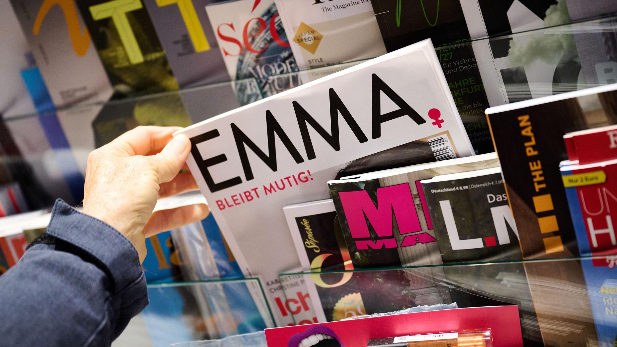 Die Zeitschrift «Emma» wird in einem Geschäft verkauft. Vor knapp 50 Jahren erschien die erste «Emma» – gegründet von Alice Schwarzer. Jetzt kündigt die Frauenrechtlerin das Aus ihrer Zeitschrift an.
