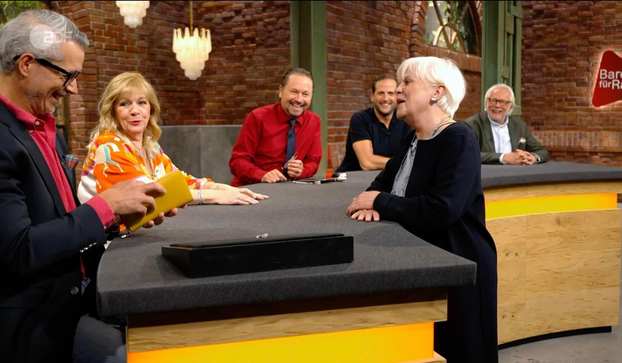 „Sie sehen, ich brauche eine Brosche!“ Händler Anaisio Guedes zahlte 730 Euro. (Bild: ZDF)
