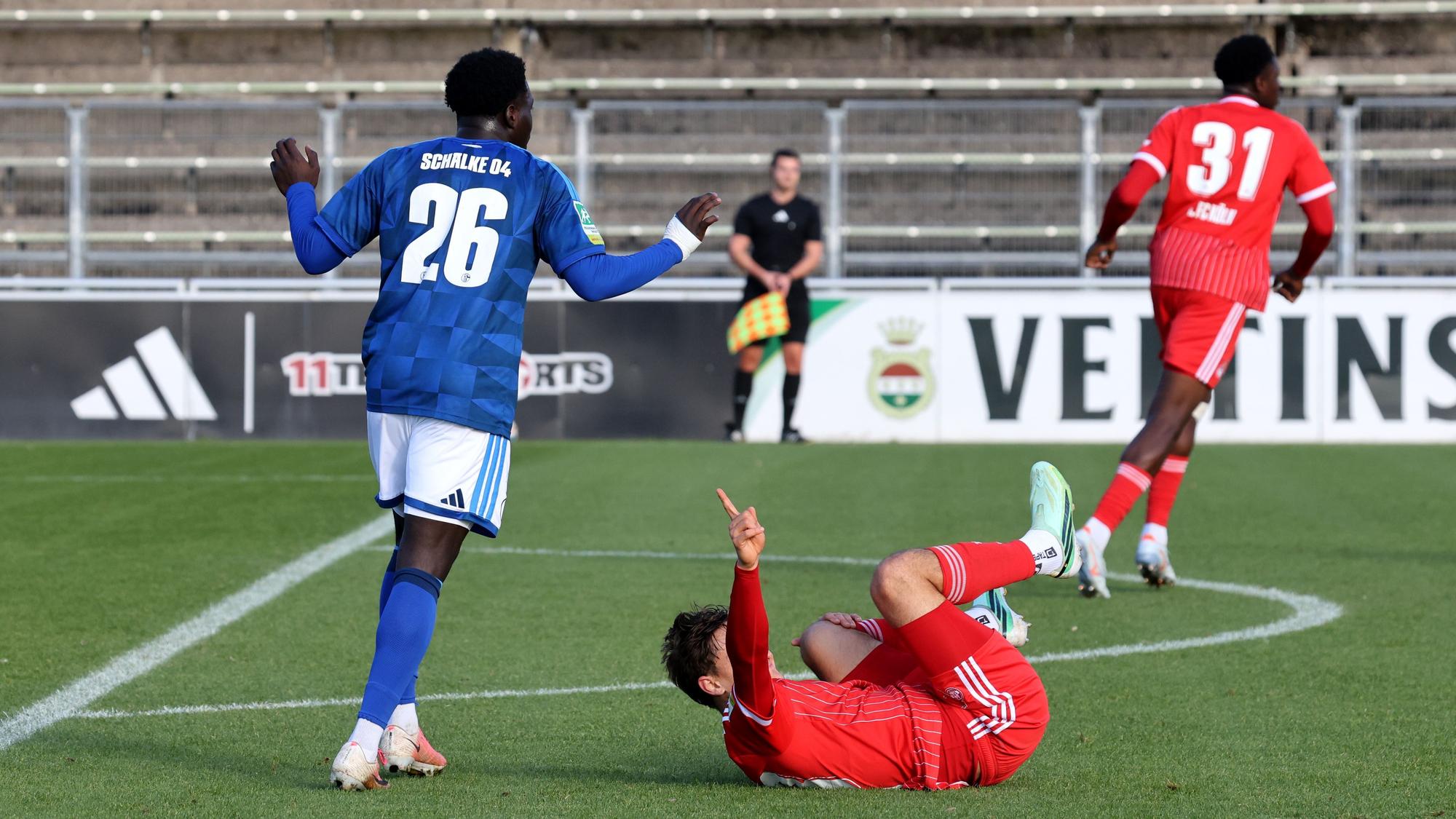 U23 Fußball Regionalliga-West Spiel zwischen FC Schalke 04 und dem 1.FC Kökn im Parkstadion in Gelsenkirchen ** NUR FÜR REDAKTIONELLE ZWECKE ** EDITORIAL USE ONLY **Cenny Neumann (13) von Köln beim U23 Fußball Regionalliga-West Spiel zwischen FC Schalke 04 (blaues Trikot) und dem 1.FC Köln (rotes Trikot) am Dienstag den 20.Oktober 2026 im Parkstadion in Gelsenkirchen Foto : Frank Oppitz / FUNKE Foto Services Deutschland NRW Gelsenkirchen Copyright: FrankxOppitz *** U23 Soccer Regionalliga West match between FC Schalke 04 and 1. FC Köln at the Parkstadion in Gelsenkirchen ** FOR EDITORIAL PURPOSES ONLY ** EDITORIAL USE ONLY ** p Cenny Neumann 13 of Cologne during the U23 Soccer Regional League West match between FC Schalke 04 (blue jerseys) and 1 FC Cologne (red jerseys) on Tuesday, October 20, 2026, at the Parkstadion in Gelsenkirchen. Photo by Frank Oppitz, FUNKE Photo Services p Sports Germany NRW Gelsenkirchen Copyright FrankxOppitz Copyright: FrankxOppitz doc8844kk95wozksi7bk76 ,EDITORIAL USE ONLY