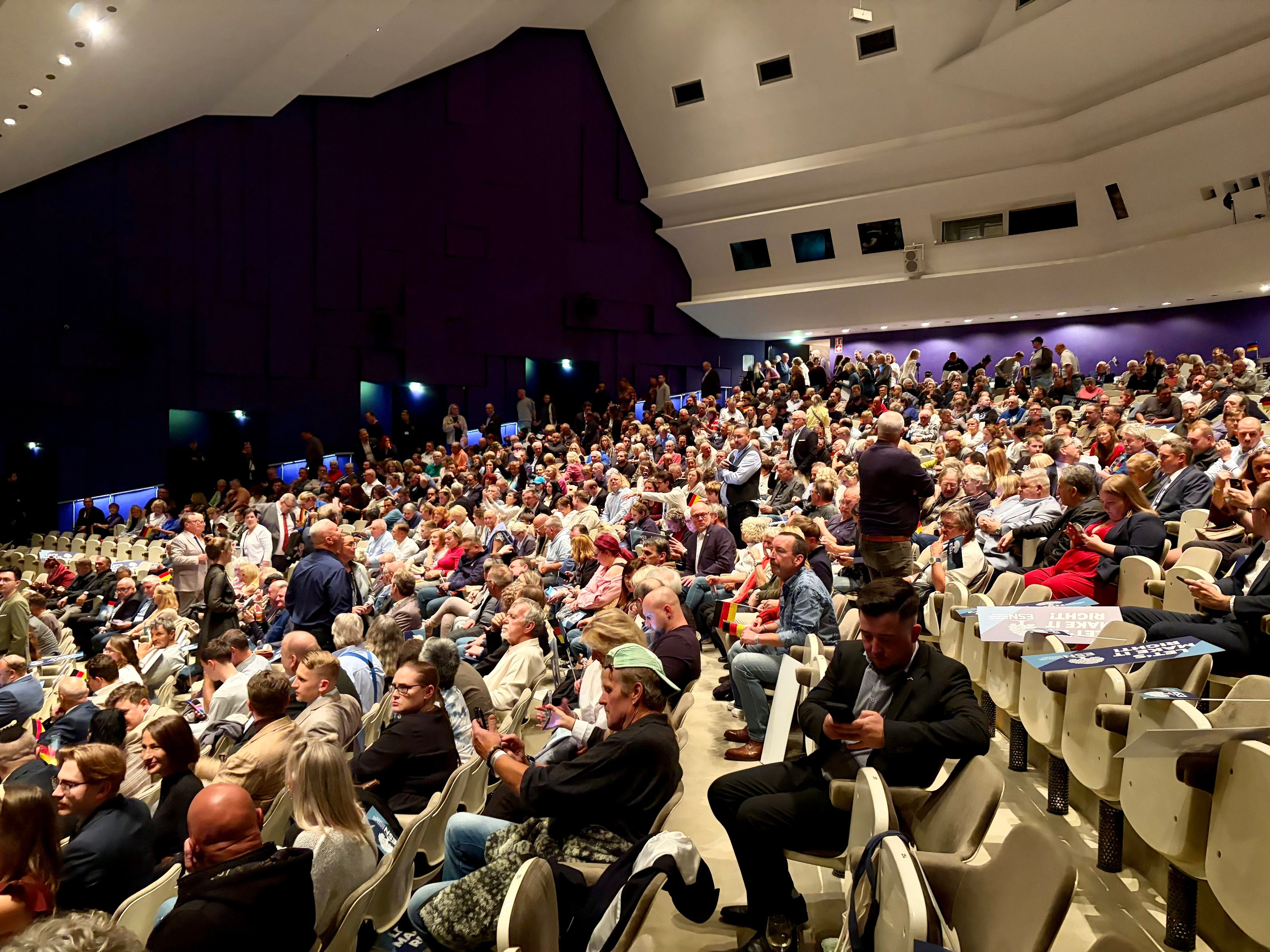 Das Forum füllte sich komplett – die Veranstalter betonten das immer wieder. Und, dass längst nicht jeder hereingekommen sei.
