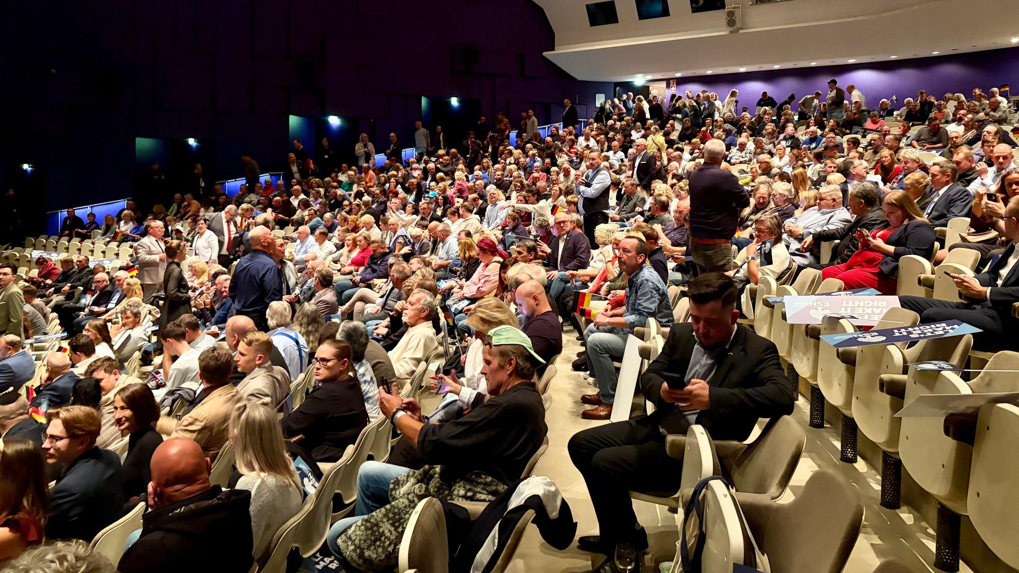 Das Forum füllte sich komplett – die Veranstalter betonten das immer wieder. Und, dass längst nicht jeder hereingekommen sei.
