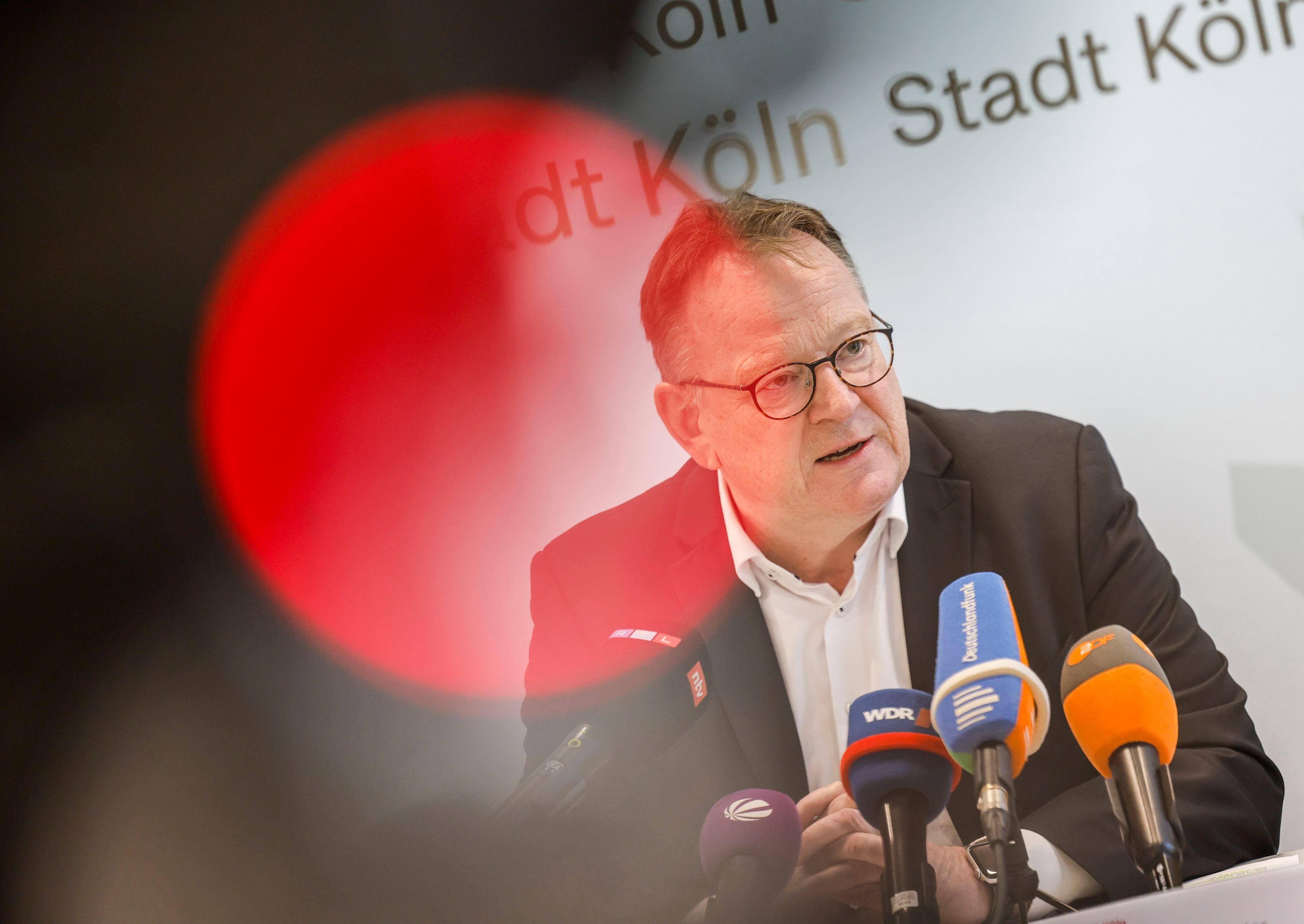 25.09.2026, Köln:
Torsten Burmester Oberbürgermeister der Stadt Köln spricht während der Pressekonferenz.
Die Stadt Köln legt ihre Ergebnisse zur Prüfung der sogenannten „Coesfelder Liste“ vor.
Foto: Thomas Banneyer