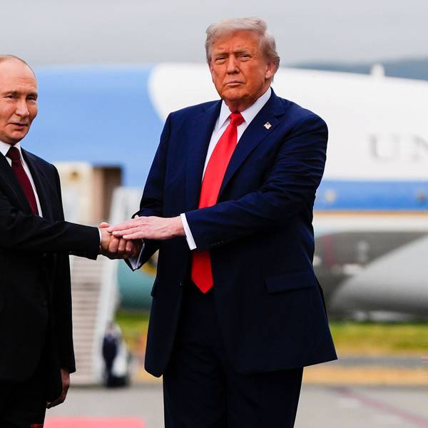US-Präsident Donald Trump begrüßt Kremlchef Wladimir Putin im August 2025 auf der Joint Base Elmendorf-Richardson, Alaska. (Archivbild)