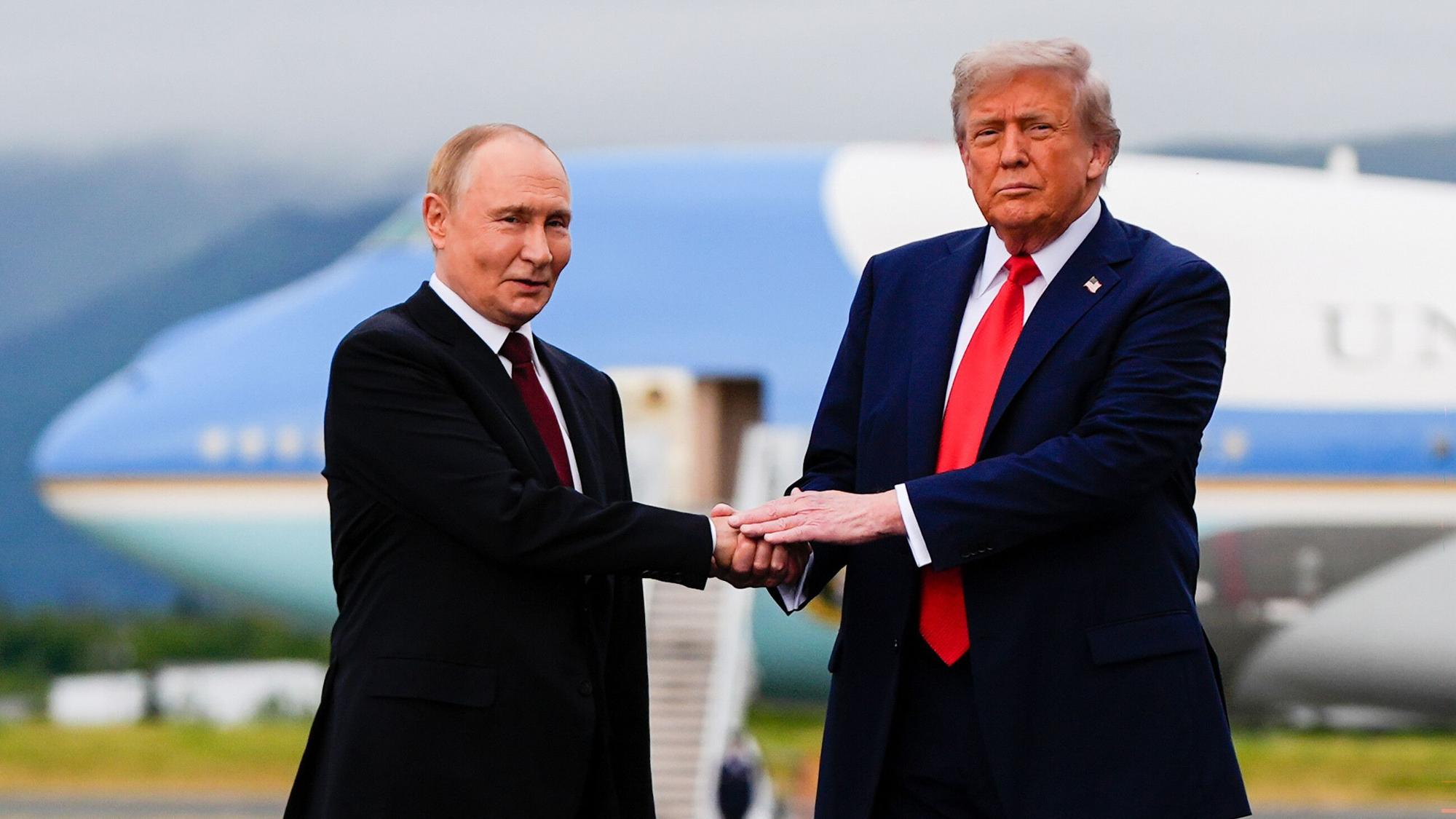 US-Präsident Donald Trump begrüßt Kremlchef Wladimir Putin im August 2025 auf der Joint Base Elmendorf-Richardson, Alaska. (Archivbild)