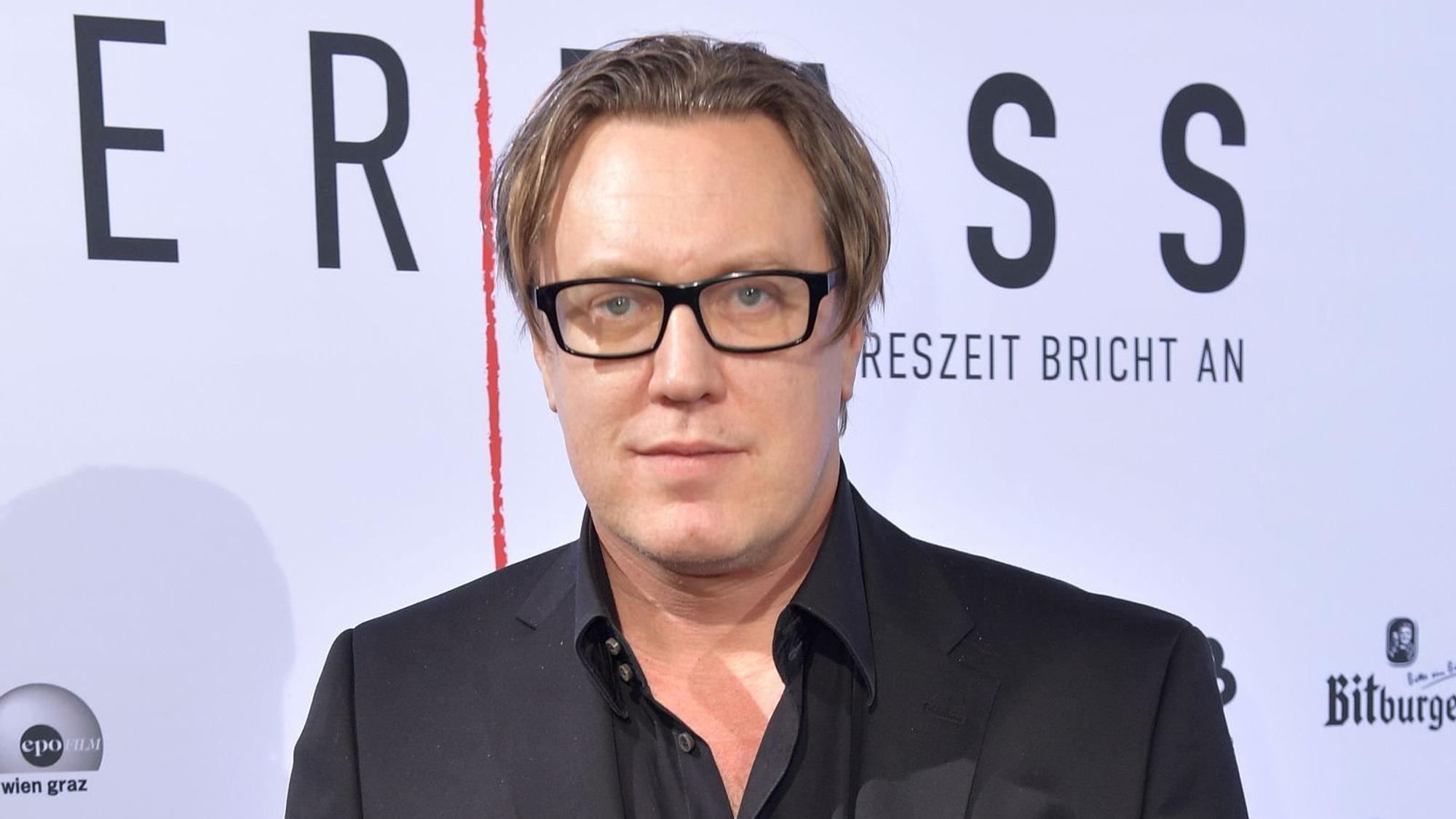 Nicholas Ofczarek lässt sich von seiner Multiple-Sklerose-Erkrankung nicht unterkriegen und steht weiterhin auf der Bühne. (Bild: 2019 Getty Images/Hannes Magerstaedt)
