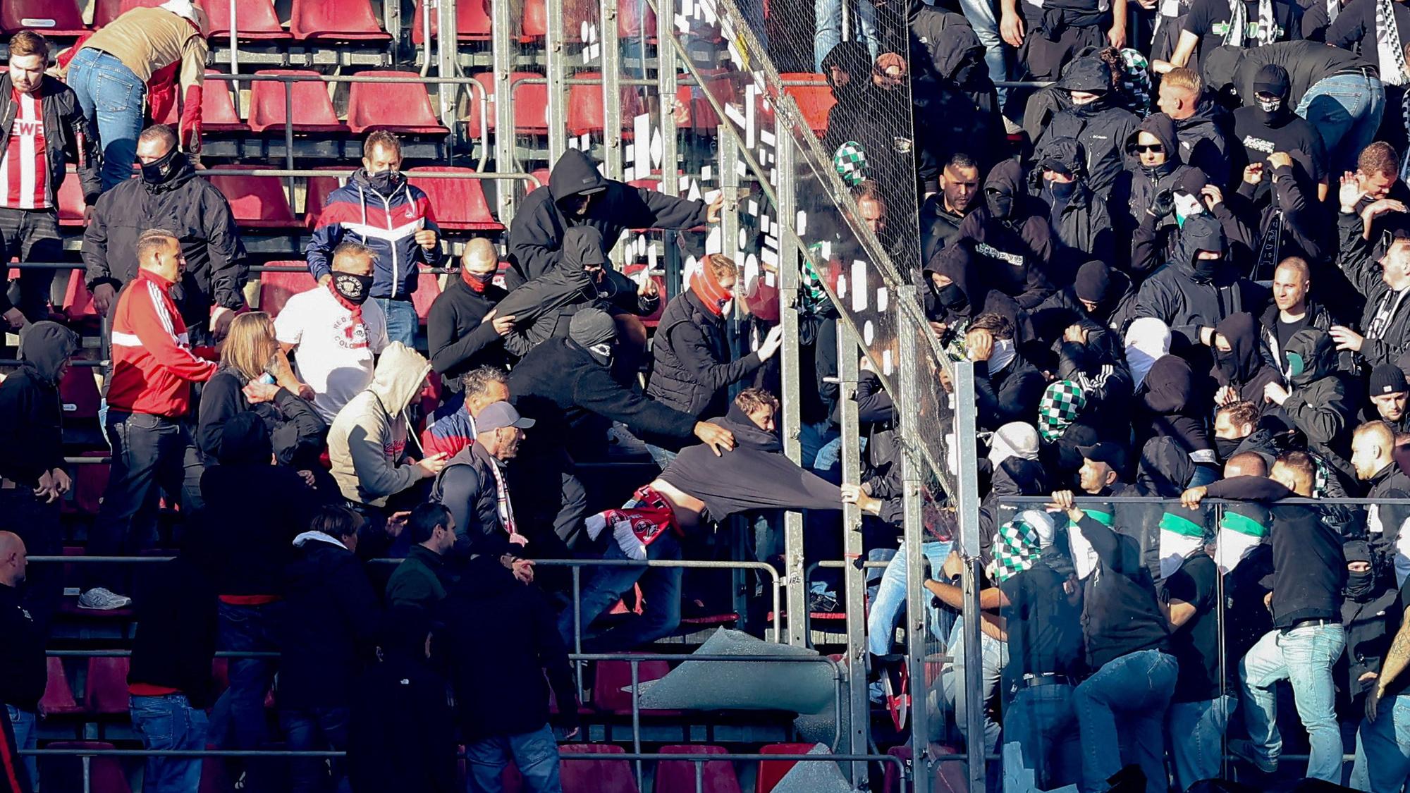 Schlägerei im Oberrang der Nordtribüne des Rhein-Energie-Stadions beim Bundesligaspiel zwischen dem 1. FC Köln und Borussia Mönchengladbach am 11. Oktober.