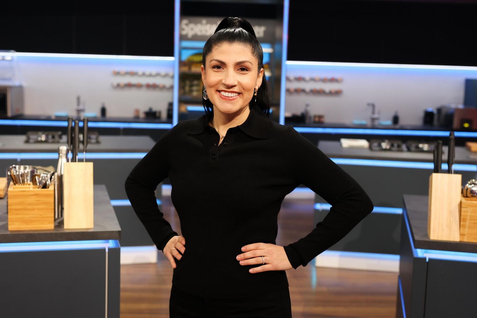 Elif Oskan überzeugt mit Humor und einer ruhigen Hand. (Bild: Joyn / Benedikt Müller)