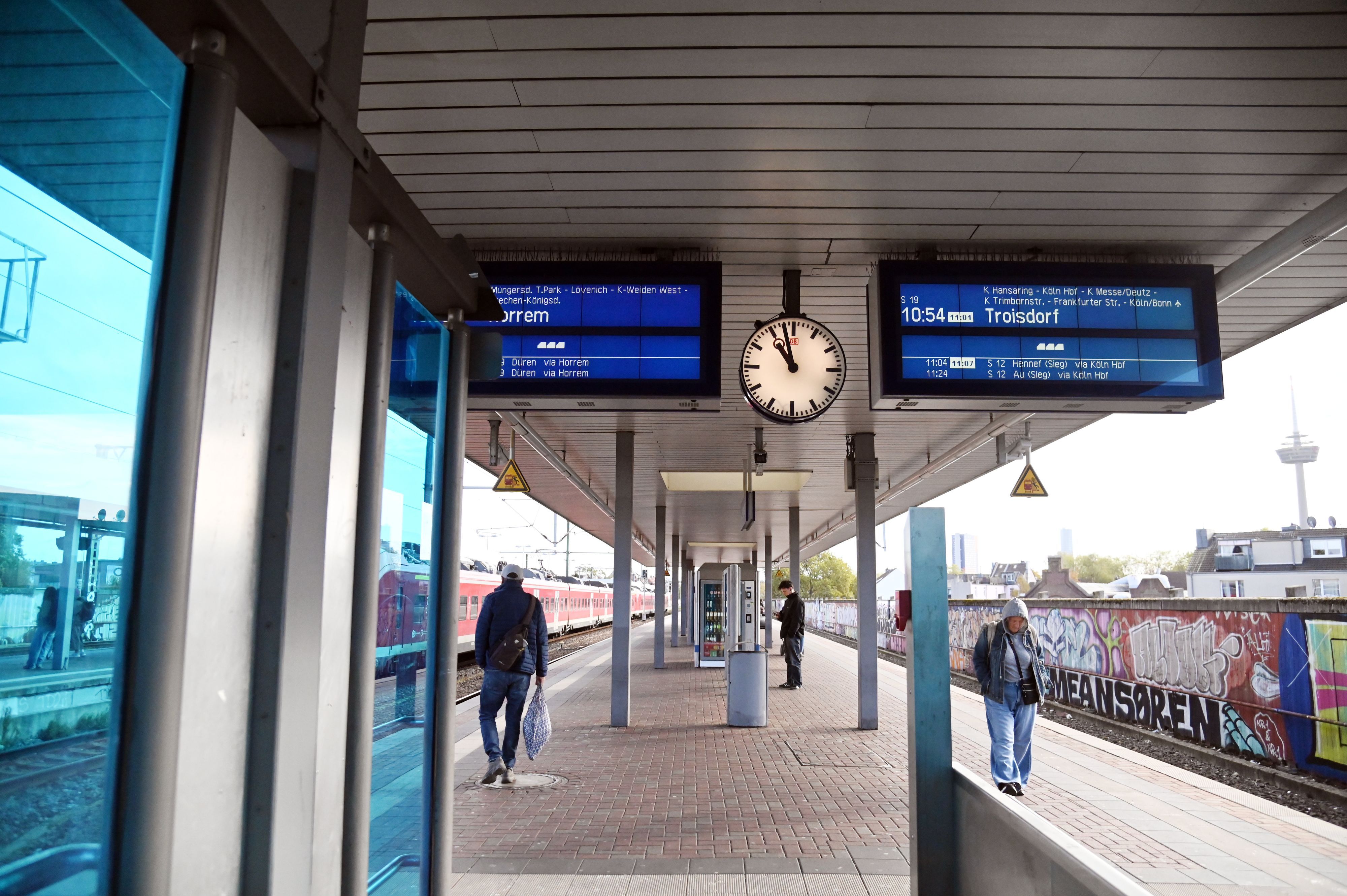 22.10.2026 Köln. Die Stadt Köln, AWB und KVB reinigen im Rahmen einer Initiative der Deutschen Bahn am Bahnhof Ehrenfeld. Vorbild sind Aktionen an anderen Bahnhöfen in den vergangenen Monaten. Foto: Alexander Schwaiger
