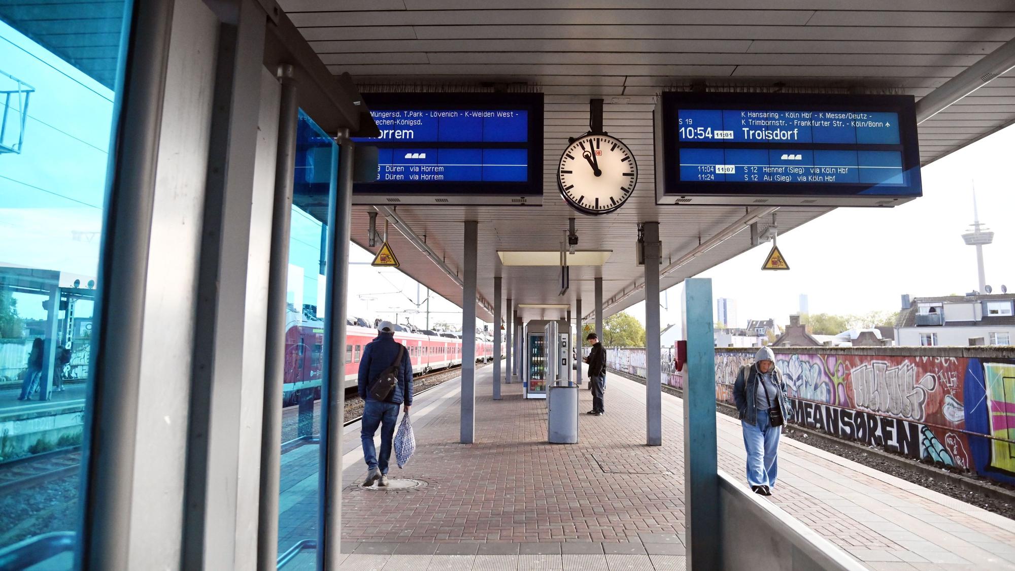 22.10.2026 Köln. Die Stadt Köln, AWB und KVB reinigen im Rahmen einer Initiative der Deutschen Bahn am Bahnhof Ehrenfeld. Vorbild sind Aktionen an anderen Bahnhöfen in den vergangenen Monaten. Foto: Alexander Schwaiger