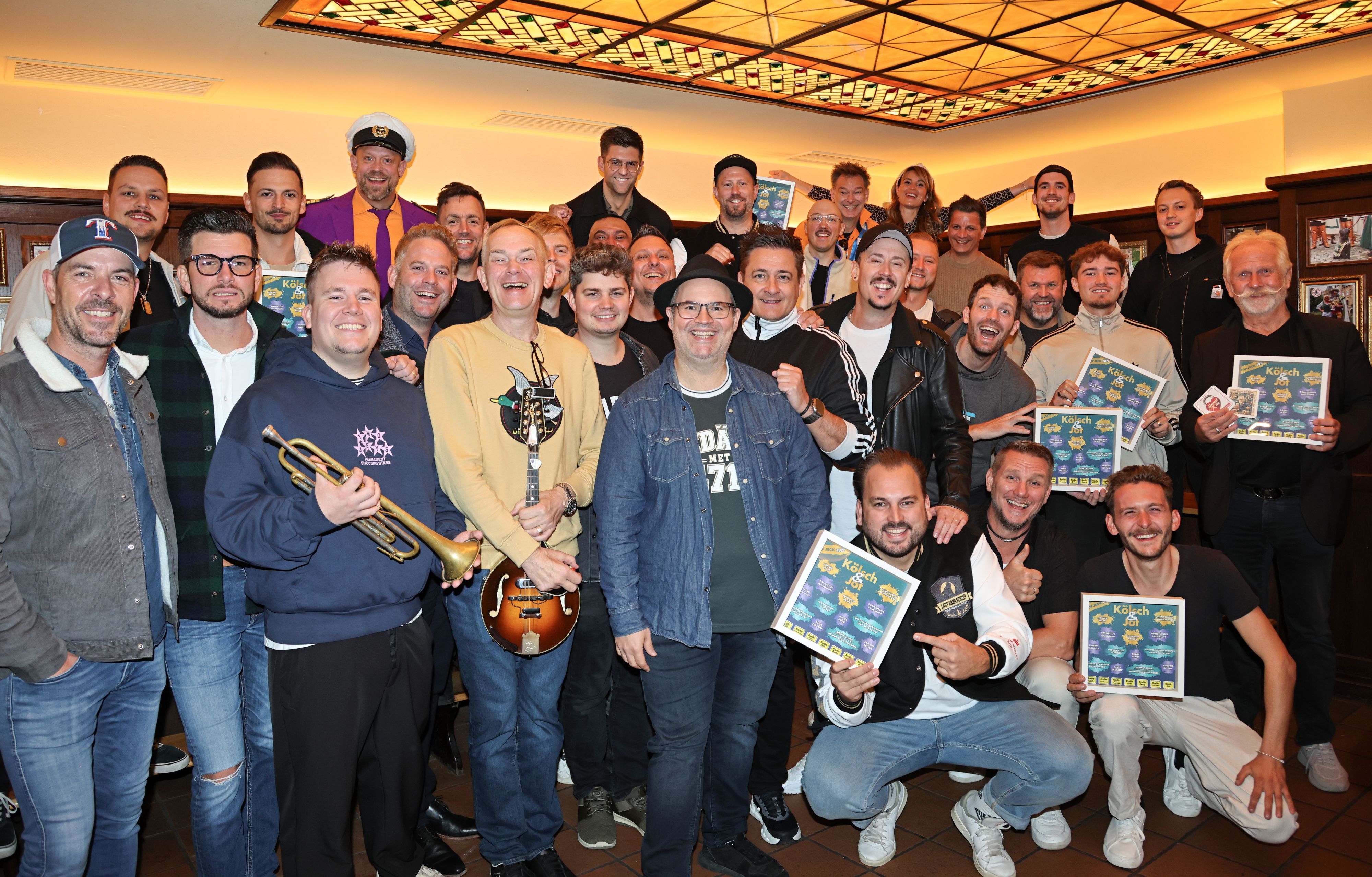 Gruppenbild der Musiker zur Sampler-Präsentation „Kölsch & Jot – Top Jeck 2027“.