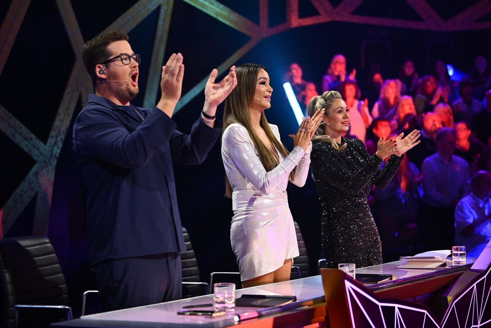 Ratecrew und Saalpublikum kamen im Finale von „The Masked Singer“ (ProSieben) vor lauter Standing Ovations für die grandiosen Künstler kaum zum Sitzen. (Bild: Joyn/Willi Weber)