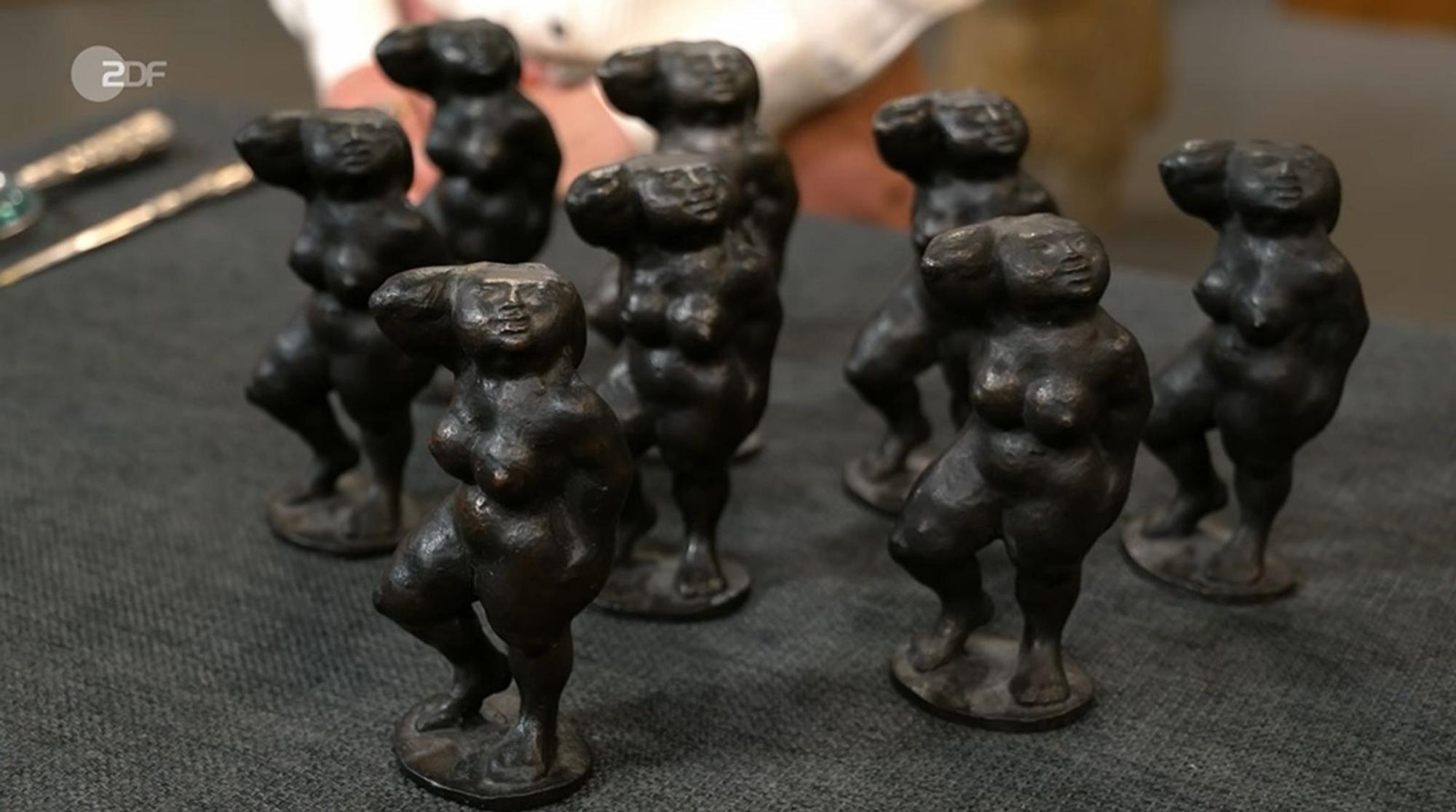Auf den ersten Blick glichen sich die Figuren, bei genauerem Hinsehen gab es jedoch Unterschiede. „Vom Gewicht her sind sie unterschiedlich. Manche sind signiert, manche nicht“, erklärte die Verkäuferin. (Bild: ZDF)
