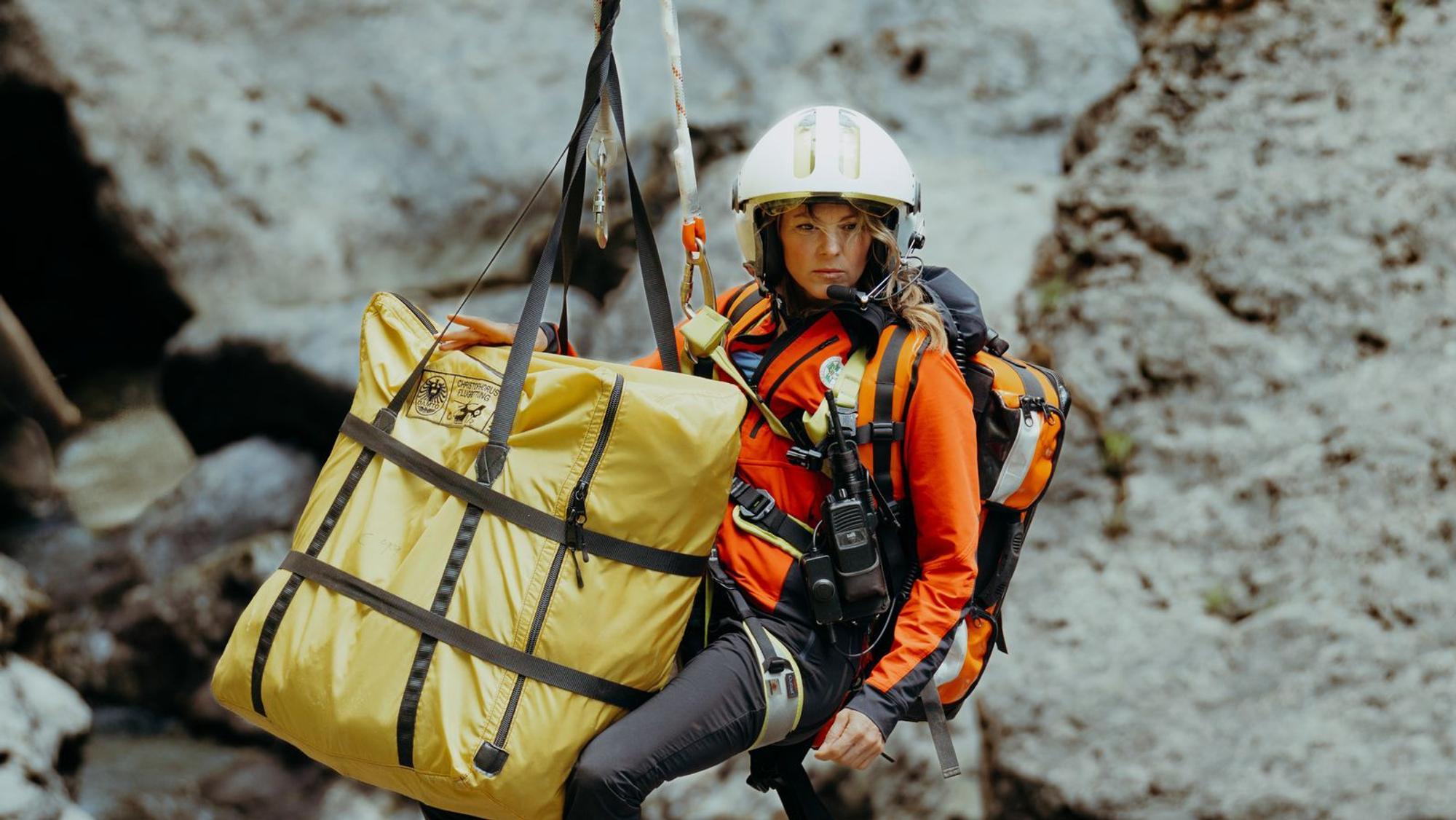 Bald klinkt sie sich aus: Luise Bähr gibt ihre Rolle als „fliegende Notärztin“ Katharina Strasser in der ZDF-Serie „Die Bergretter“ auf. (Bild: ZDF/Sabine Finger Fotografie)