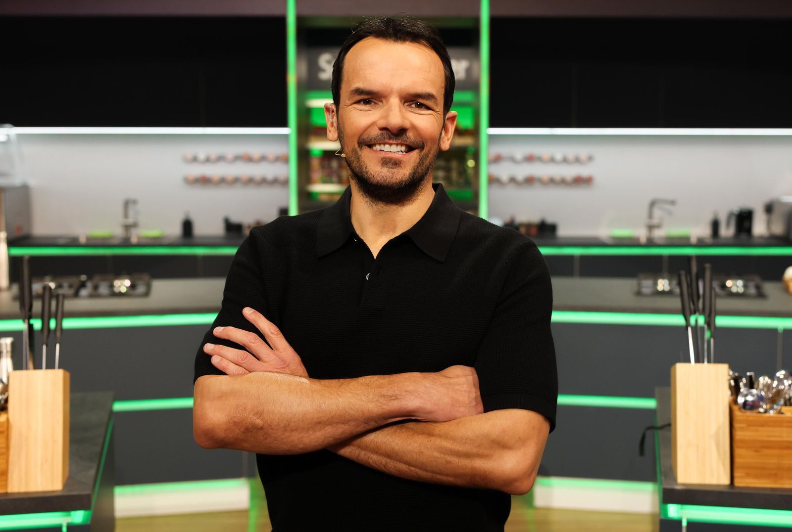 „Doch klar, dass ich gewinne“: Beim Coach-Battle überzeugt Steffen Henssler mit seinem Kebab-Soulfood und kann sich ein Koch-Talent seiner Wahl sichern. (Bild: Joyn / Benedikt Müller)