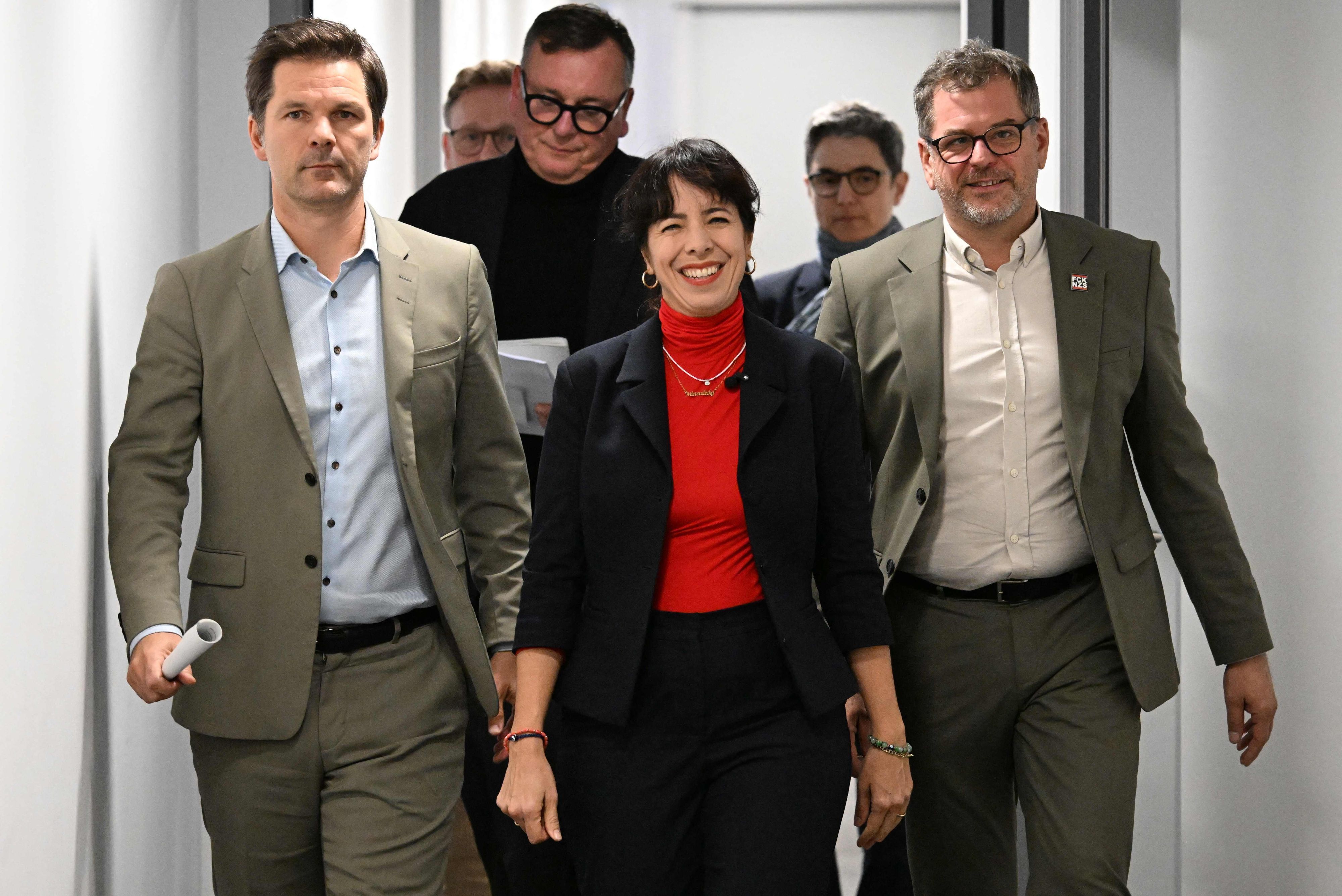 Kein Geld mehr von den Geberländern? Elif Eralp (Linke), Werner Graf (Grüne, r.) und Steffen Krach verhandeln über ein Linksbündnis in Berlin.