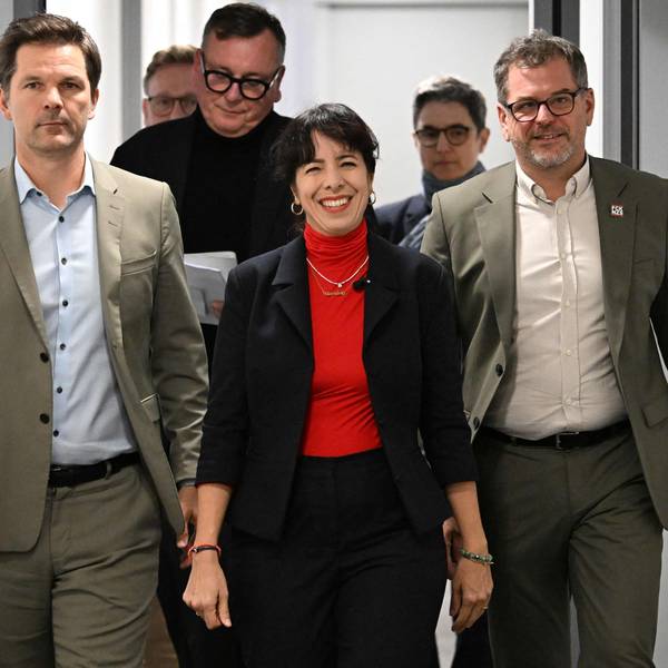 Kein Geld mehr von den Geberländern? Elif Eralp (Linke), Werner Graf (Grüne, r.) und Steffen Krach verhandeln über ein Linksbündnis in Berlin.