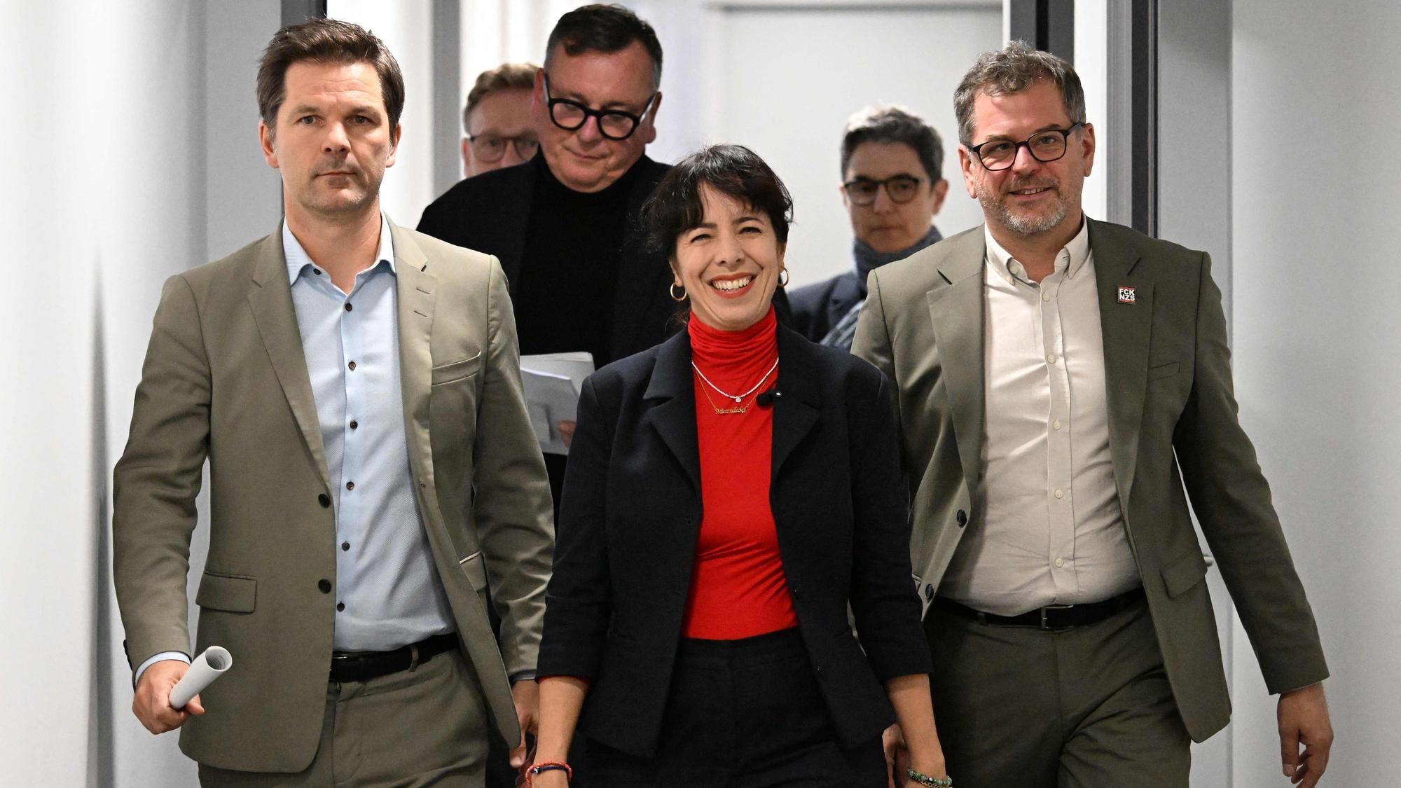 Kein Geld mehr von den Geberländern? Elif Eralp (Linke), Werner Graf (Grüne, r.) und Steffen Krach verhandeln über ein Linksbündnis in Berlin.