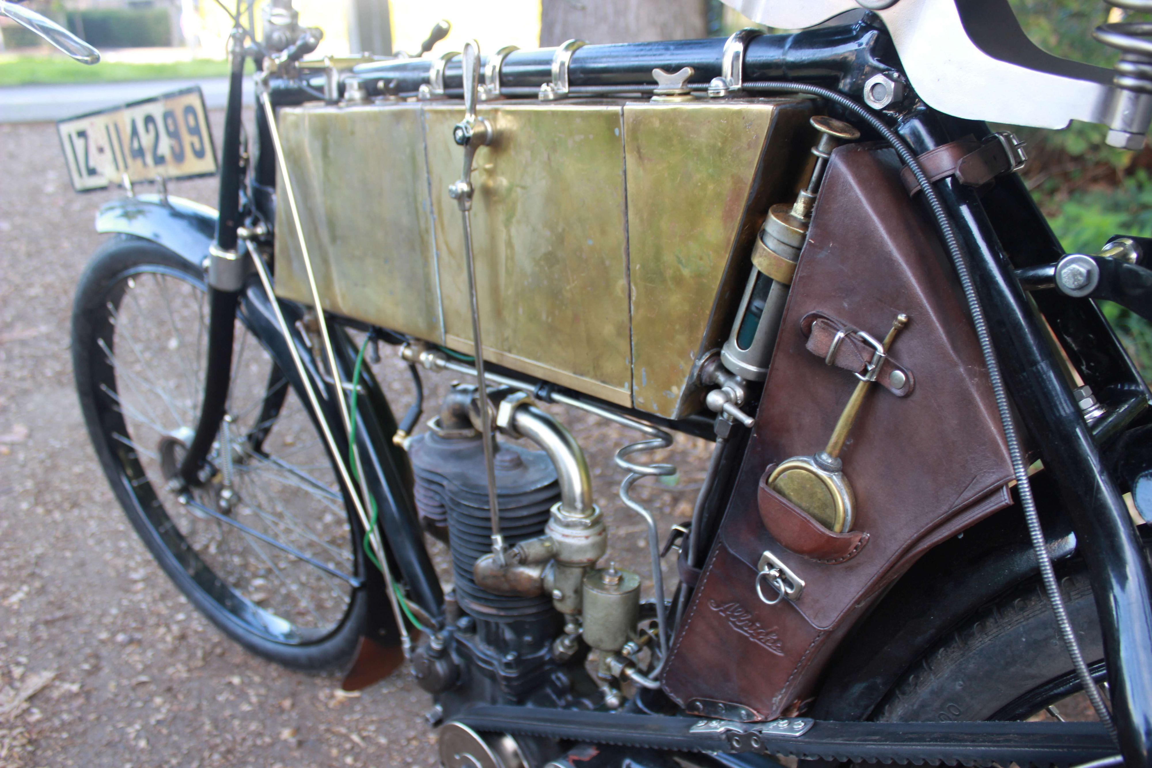 Messingtank, Ledertasche und Ölpumpe der Allright 2,75 PS