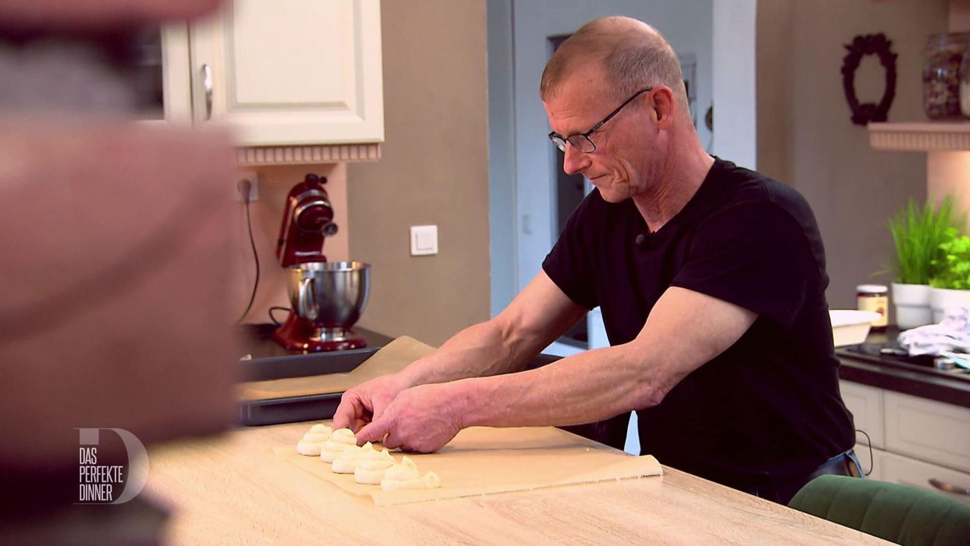 Hans formt seine Brezelschnecken mit liebevoller Hingabe.
(Bild: RTL)