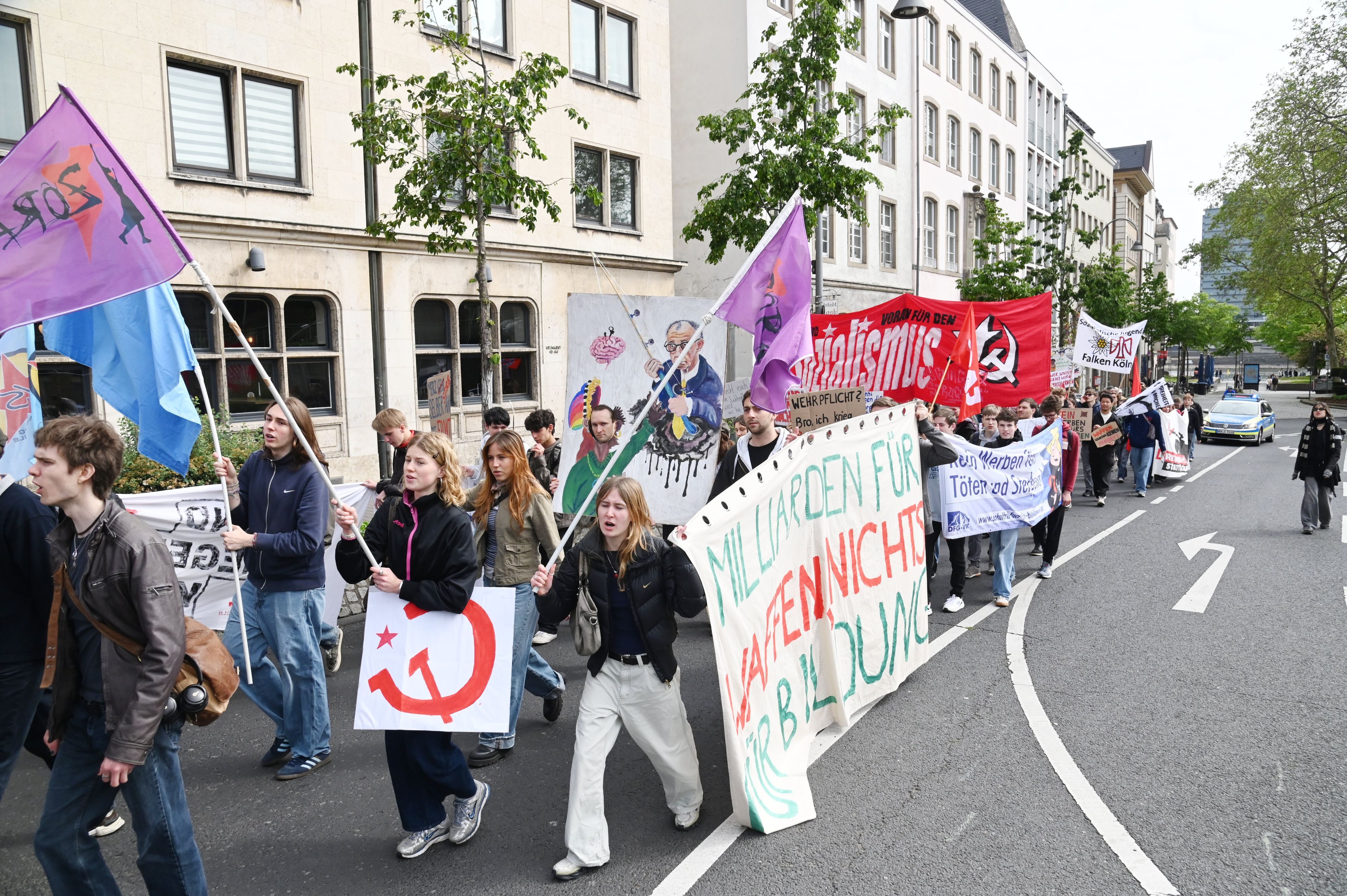 08.05.2026 Köln. Das Bündnis „Schulstreik gegen Wehrpflicht“ ruft zu bundesweiten Demonstrationen gegen das Wehrdienstmodernisierungsgesetz auf. Kundgebung auf dem Heumarkt. Foto: Alexander Schwaiger