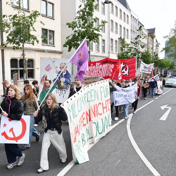 08.05.2026 Köln. Das Bündnis „Schulstreik gegen Wehrpflicht“ ruft zu bundesweiten Demonstrationen gegen das Wehrdienstmodernisierungsgesetz auf. Kundgebung auf dem Heumarkt. Foto: Alexander Schwaiger