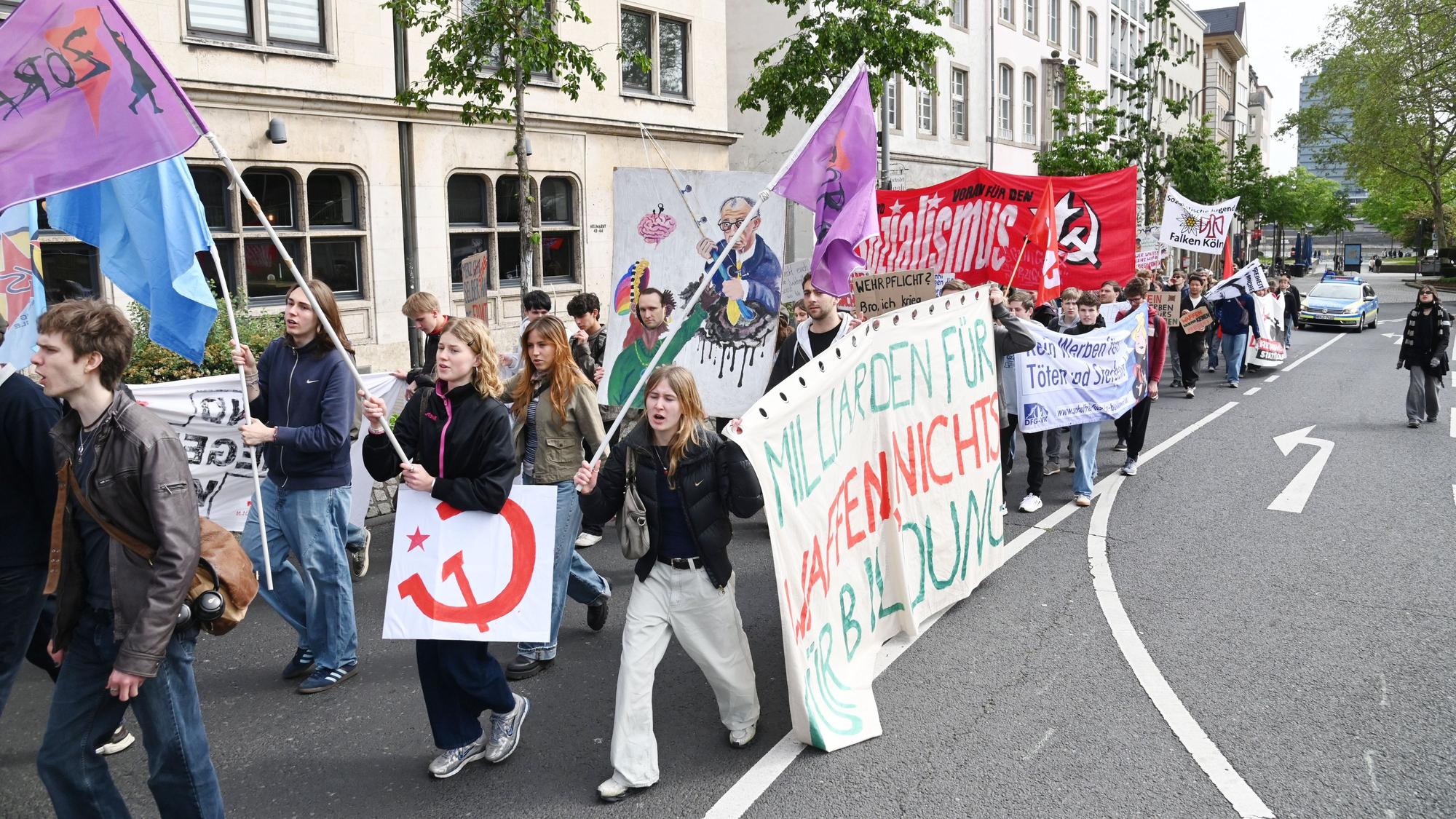 08.05.2026 Köln. Das Bündnis „Schulstreik gegen Wehrpflicht“ ruft zu bundesweiten Demonstrationen gegen das Wehrdienstmodernisierungsgesetz auf. Kundgebung auf dem Heumarkt. Foto: Alexander Schwaiger