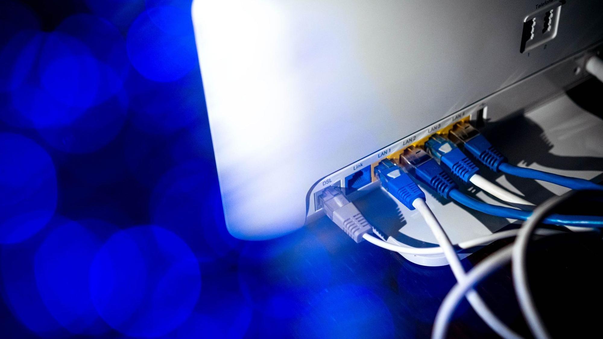 Router und Netzwerkkabel