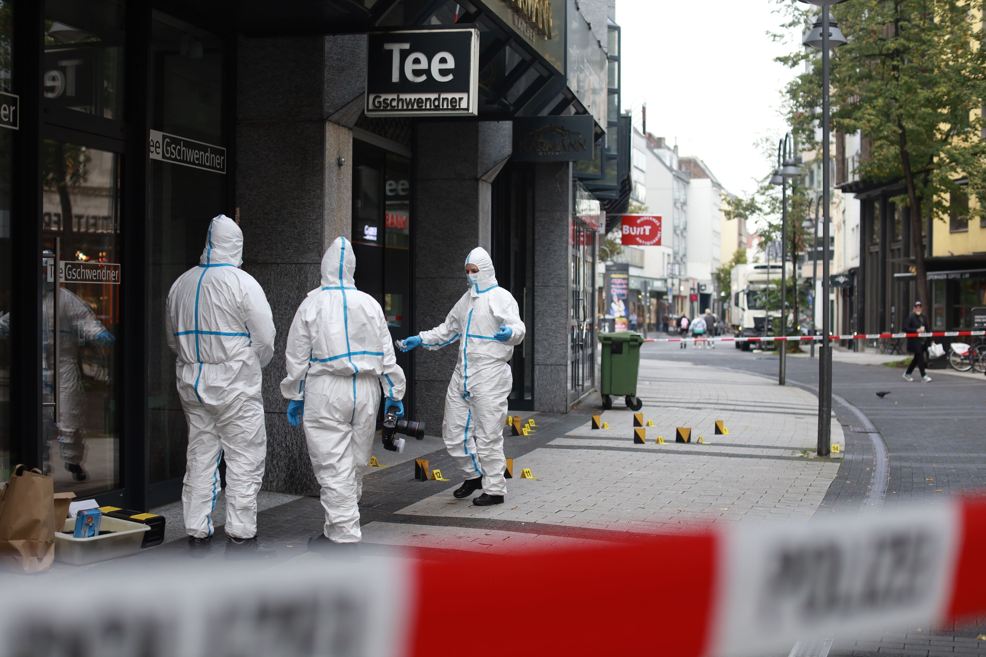 21.10.2026, Köln: In Köln sind erneut Schüsse gefallen. In der Breite Straße in der Kölner Innenstadt wurden am Mittwochmorgen (21. Oktober) gegen 3.52 Uhr mehrere Schüsse auf ein Fachgeschäft für hochwertige Uhren abgegeben. Die Polizei ermittelt. Foto: Arton Krasniqi