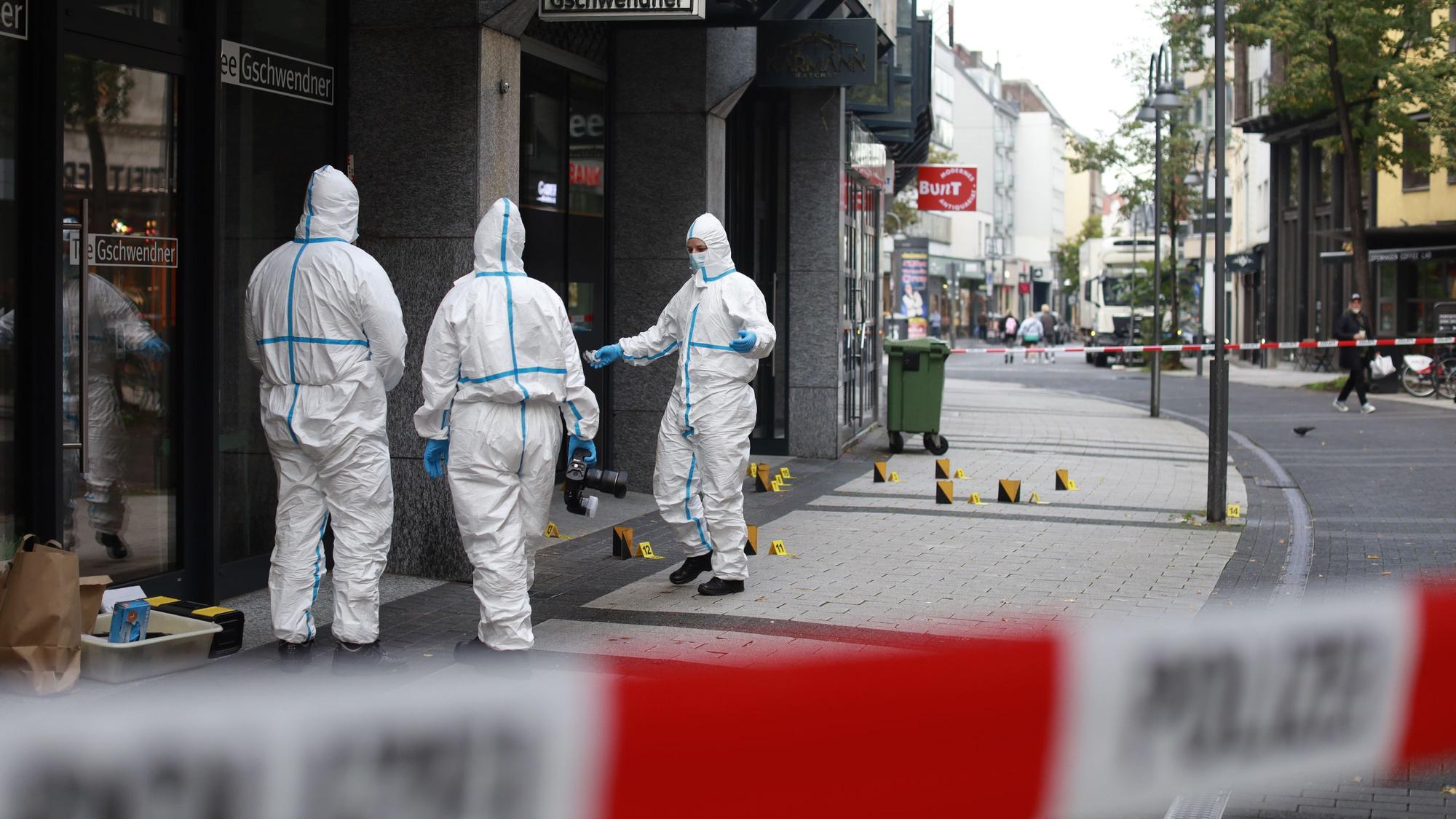 21.10.2026, Köln: In Köln sind erneut Schüsse gefallen. In der Breite Straße in der Kölner Innenstadt wurden am Mittwochmorgen (21. Oktober) gegen 3.52 Uhr mehrere Schüsse auf ein Fachgeschäft für hochwertige Uhren abgegeben. Die Polizei ermittelt. Foto: Arton Krasniqi