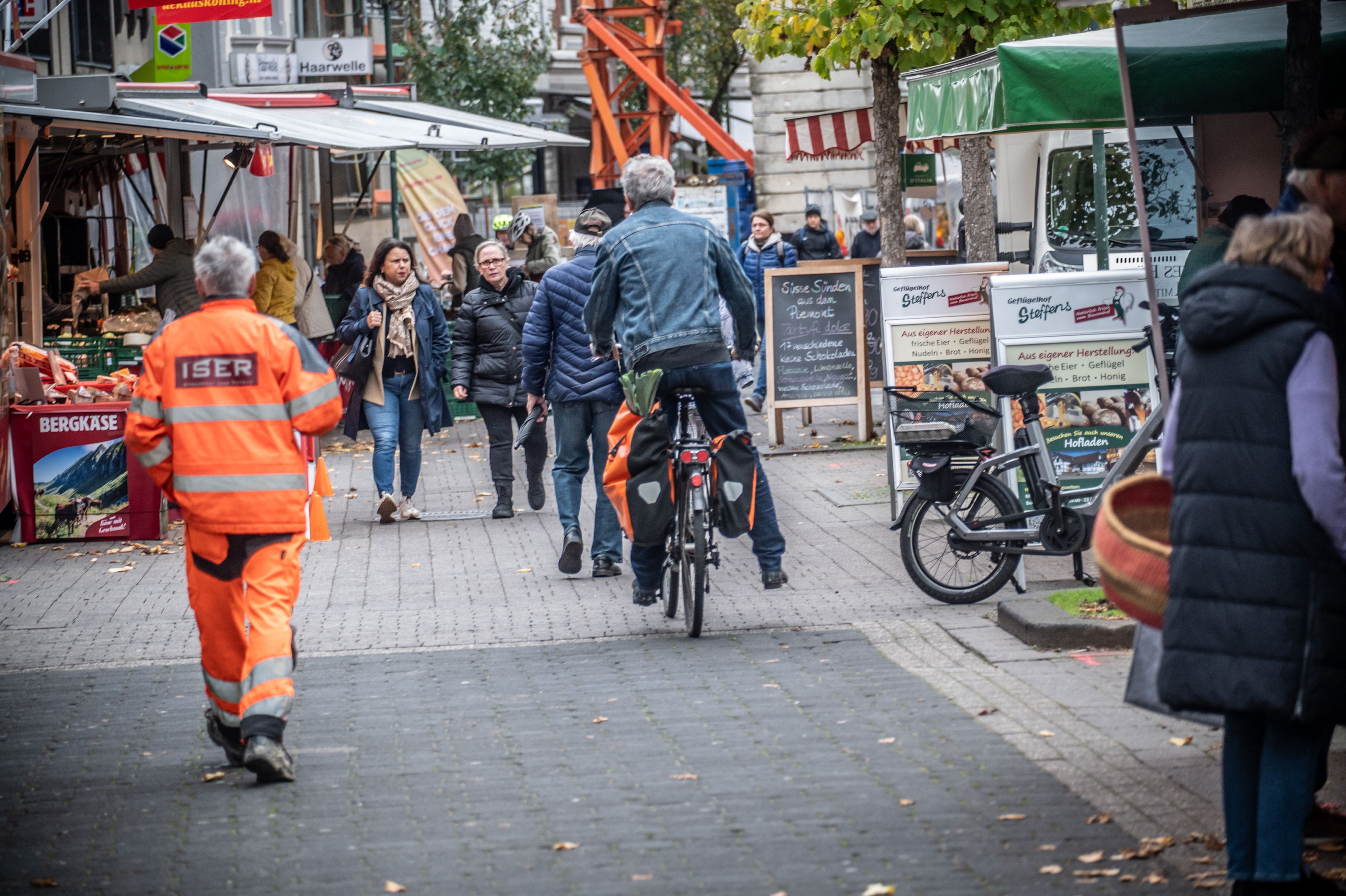 Radfahrer und Fußgänger kommen sich in der Schlebuscher Fußgängerzone immer wieder in die Quere.