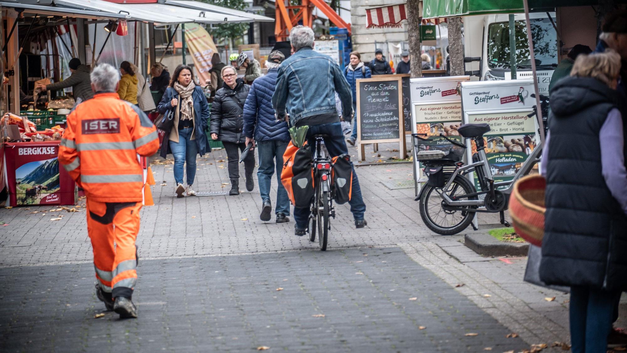 Radfahrer und Fußgänger kommen sich in der Schlebuscher Fußgängerzone immer wieder in die Quere.
