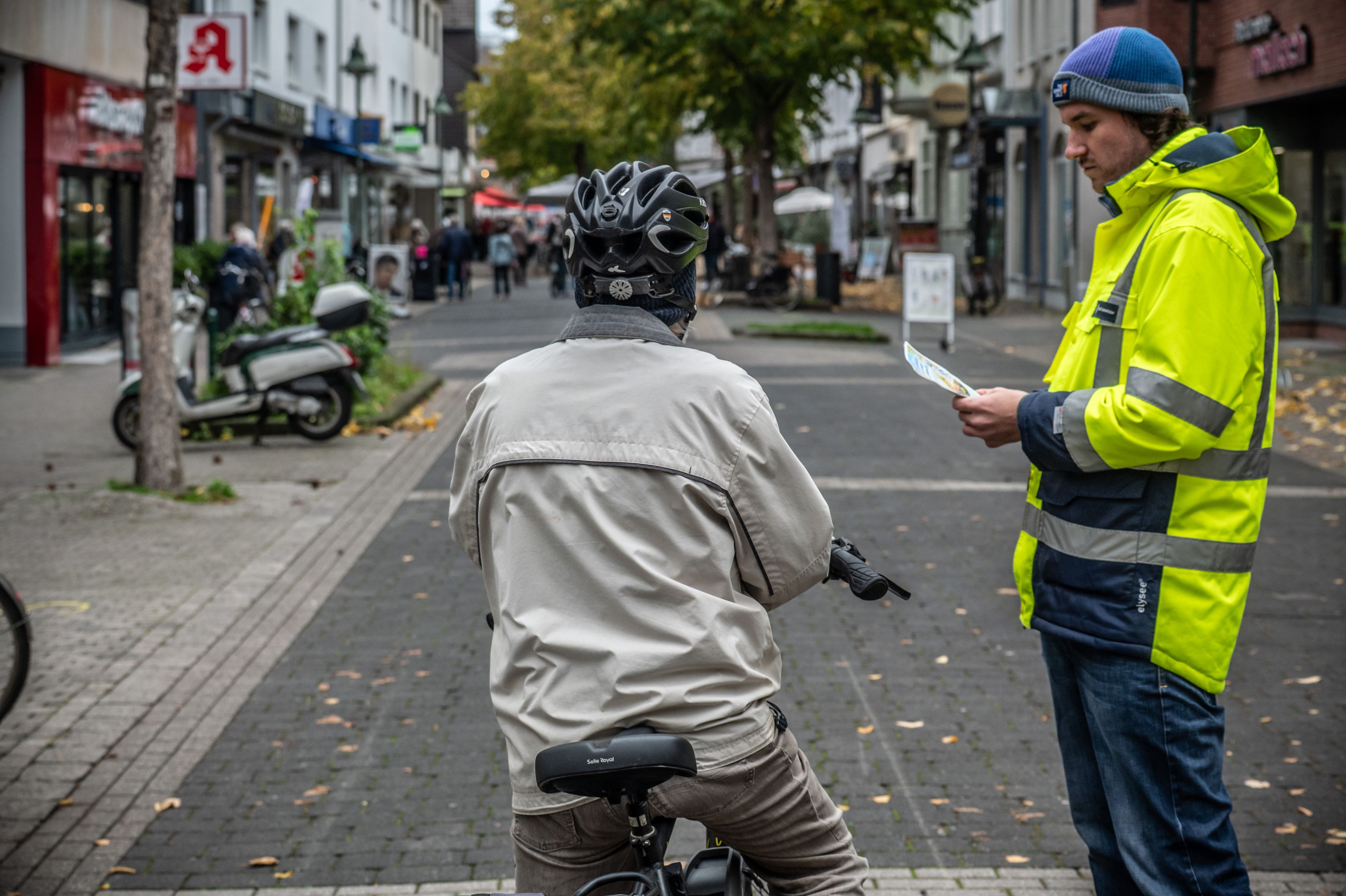Die Polizei informierte Radfahrer unter anderem über die Schrittgeschwindigkeit.