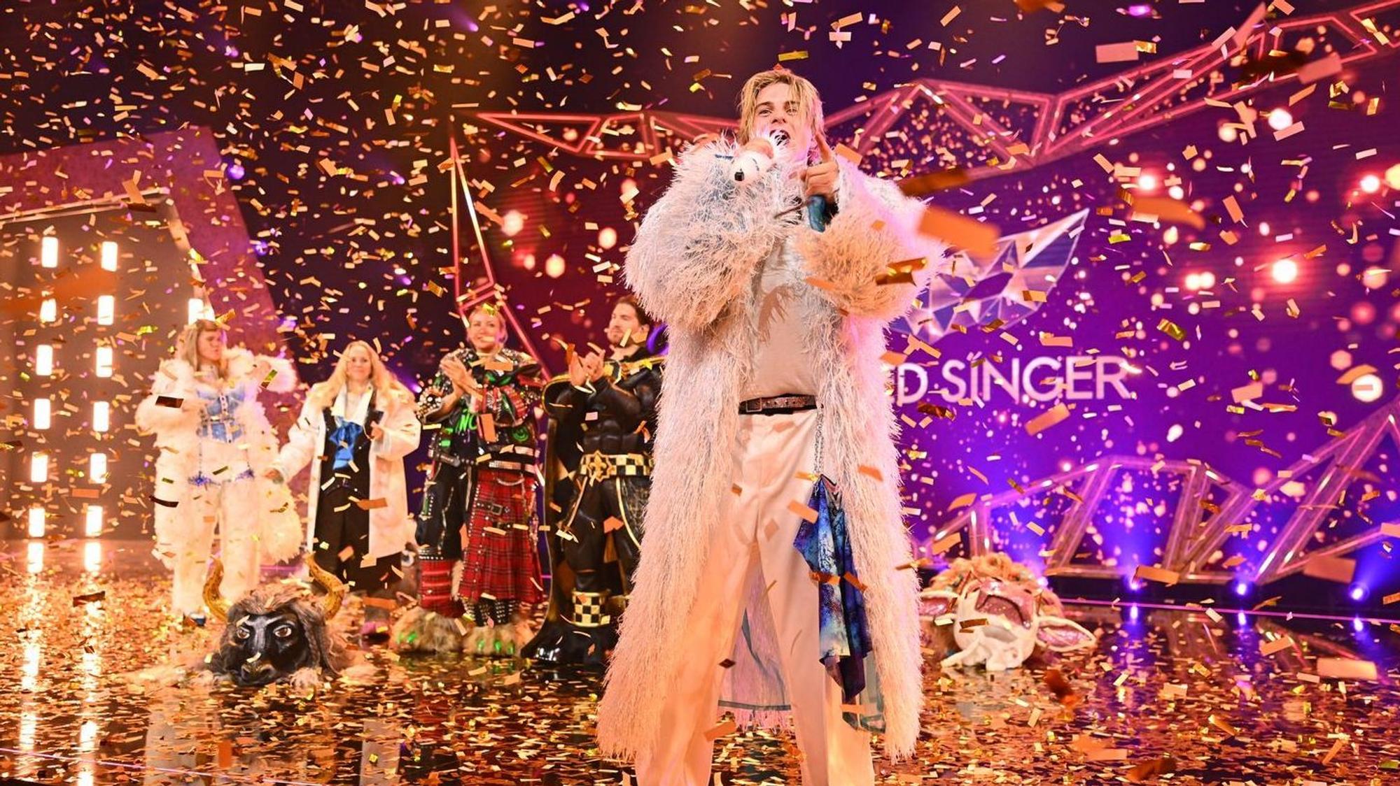 Konfetti, Jubel und ein Siegerpokal, der frisch geleimt werden musste: Vincent Gross alias Fernando El Toro genoss seinen Sieg trotzdem in vollen Zügen. (Bild: Joyn/Willi Weber)