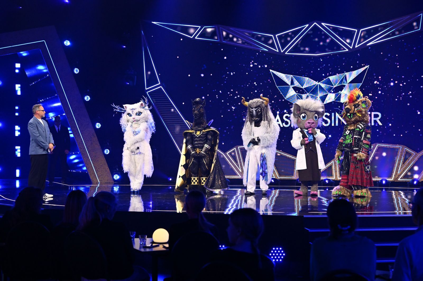 Matthias Opdenhövel (links) präsentierte die Finalisten: Yeti Cat, P. S., Fernando El Toro, Prof. Dr. Dr. Schweinstein und Wild Thing (von links). (Bild: Joyn/Willi Weber)