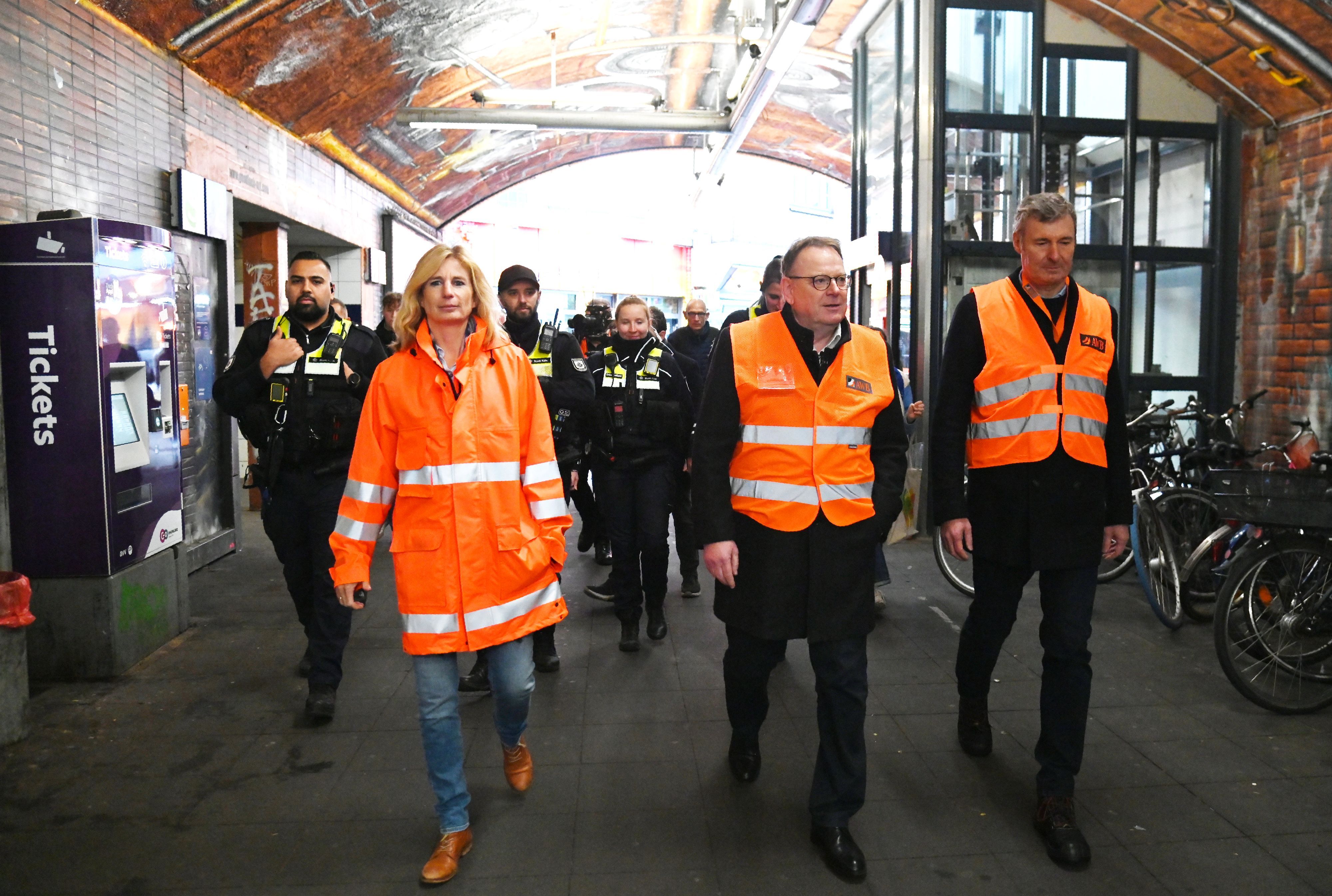 22.10.2026 Köln. Die Stadt Köln, AWB und KVB reinigen im Rahmen einer Initiative der Deutschen Bahn am Bahnhof Ehrenfeld. Vorbild sind Aktionen an anderen Bahnhöfen in den vergangenen Monaten. V Li.: Dr. Alexandra Rohlmann, OB Burmester, Markus Bokelmann.Foto: Alexander Schwaiger