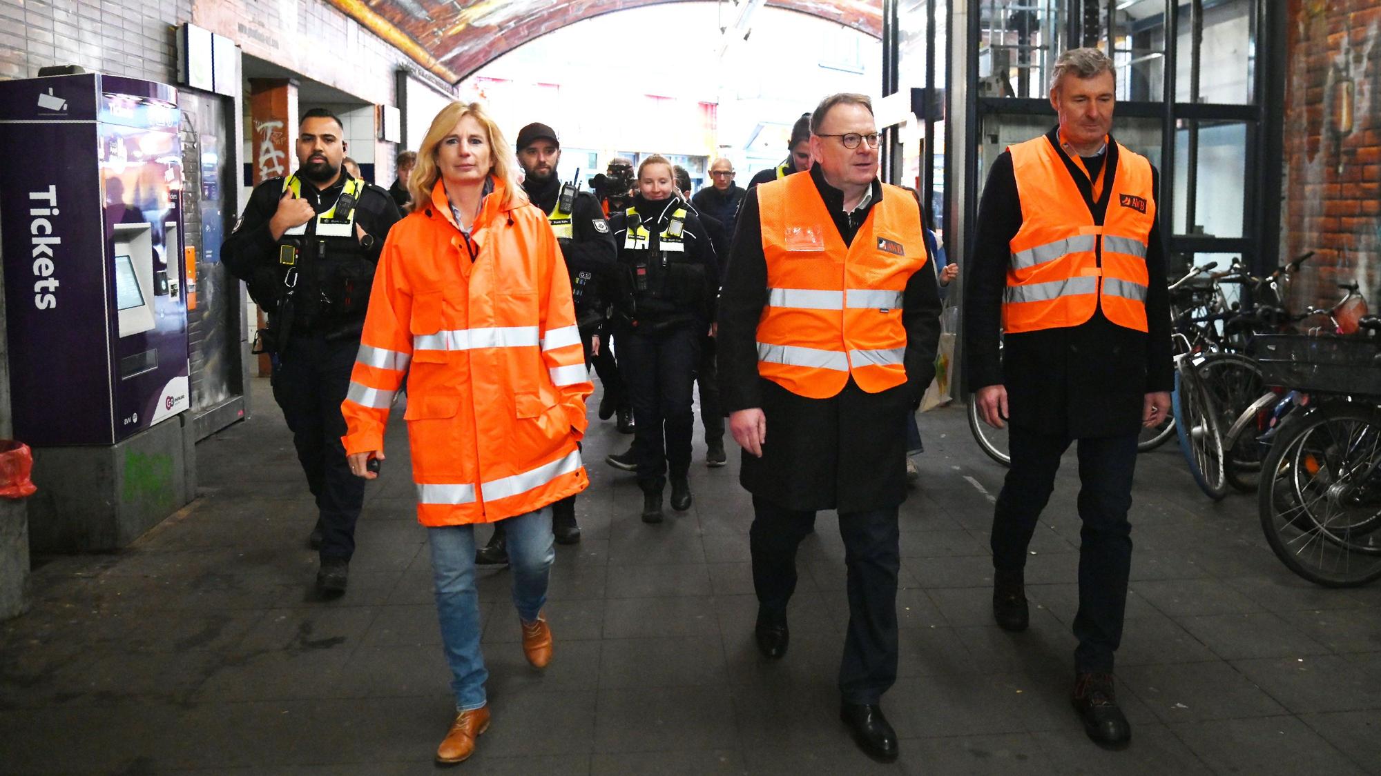 22.10.2026 Köln. Die Stadt Köln, AWB und KVB reinigen im Rahmen einer Initiative der Deutschen Bahn am Bahnhof Ehrenfeld. Vorbild sind Aktionen an anderen Bahnhöfen in den vergangenen Monaten. V Li.: Dr. Alexandra Rohlmann, OB Burmester, Markus Bokelmann.Foto: Alexander Schwaiger