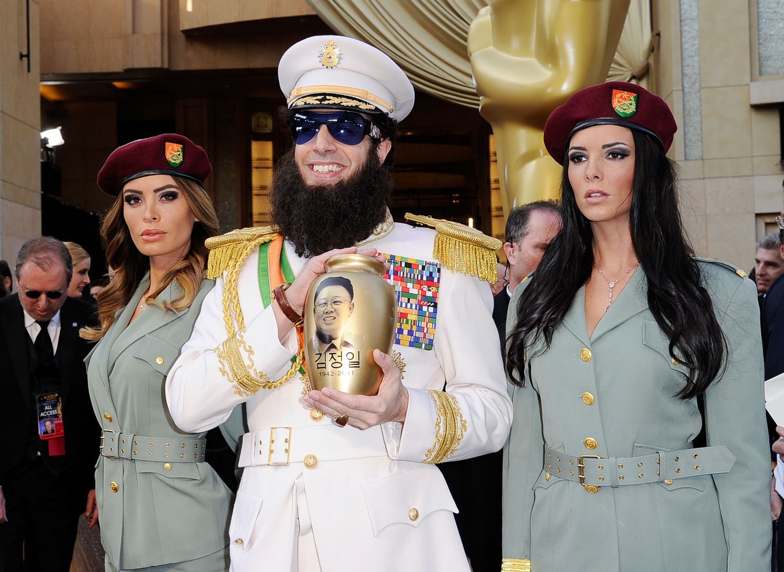 Als Diktators „Admiral General Aladeen“ löste Sacha Baron Cohen 2012 einen Oscar-Eklat aus. (Bild: 2012 Getty Images/Kevork Djansezian)