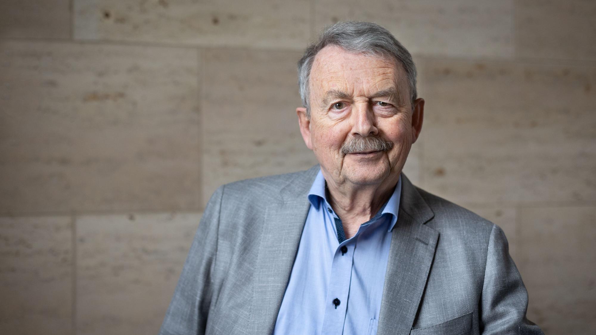 Wolfgang Streeck schaut in die Kamera.