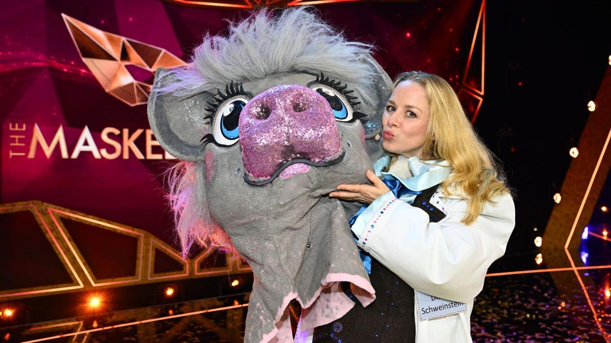 Zufall, dass beide Namen mit „Schw“ beginnen? Prof. Dr. Dr. Schweinstein wurde als Schauspielerin Jasmin Schwiers enttarnt. (Bild: Joyn/Willi Weber)