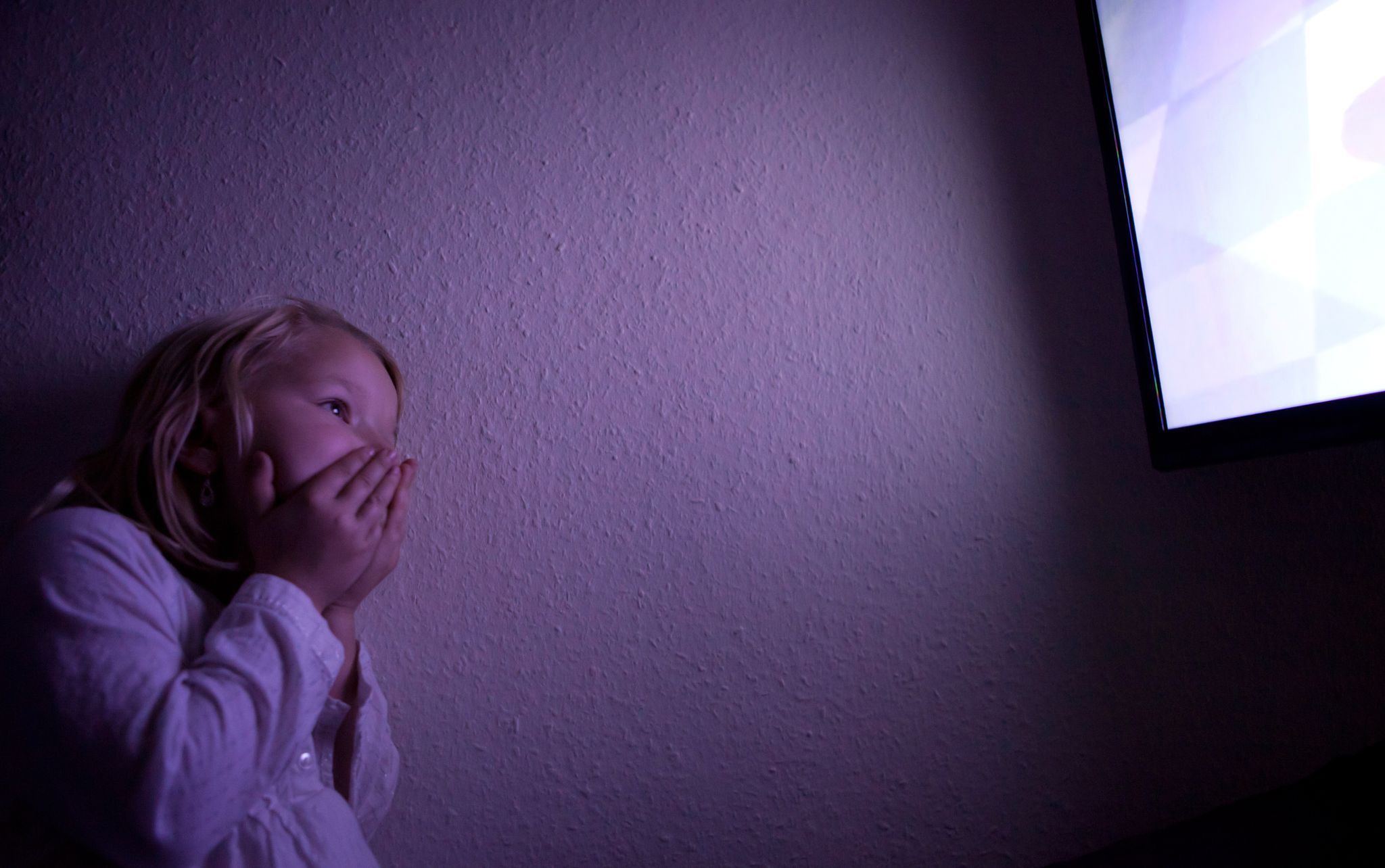 Kleines Mädchen schaut einen Gruselfilm