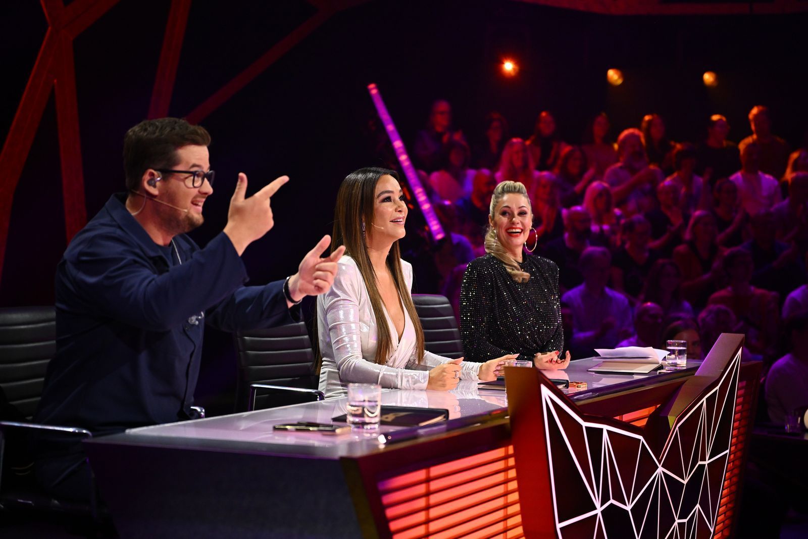 Auch eine Top-Leistung: Chris Tall lag bei vier von fünf Finalmasken mit seinen Verdächtigungen richtig. Verona Pooth und Ruth Moschner lagen dafür konsequent daneben. (Bild: Joyn/Willi Weber)